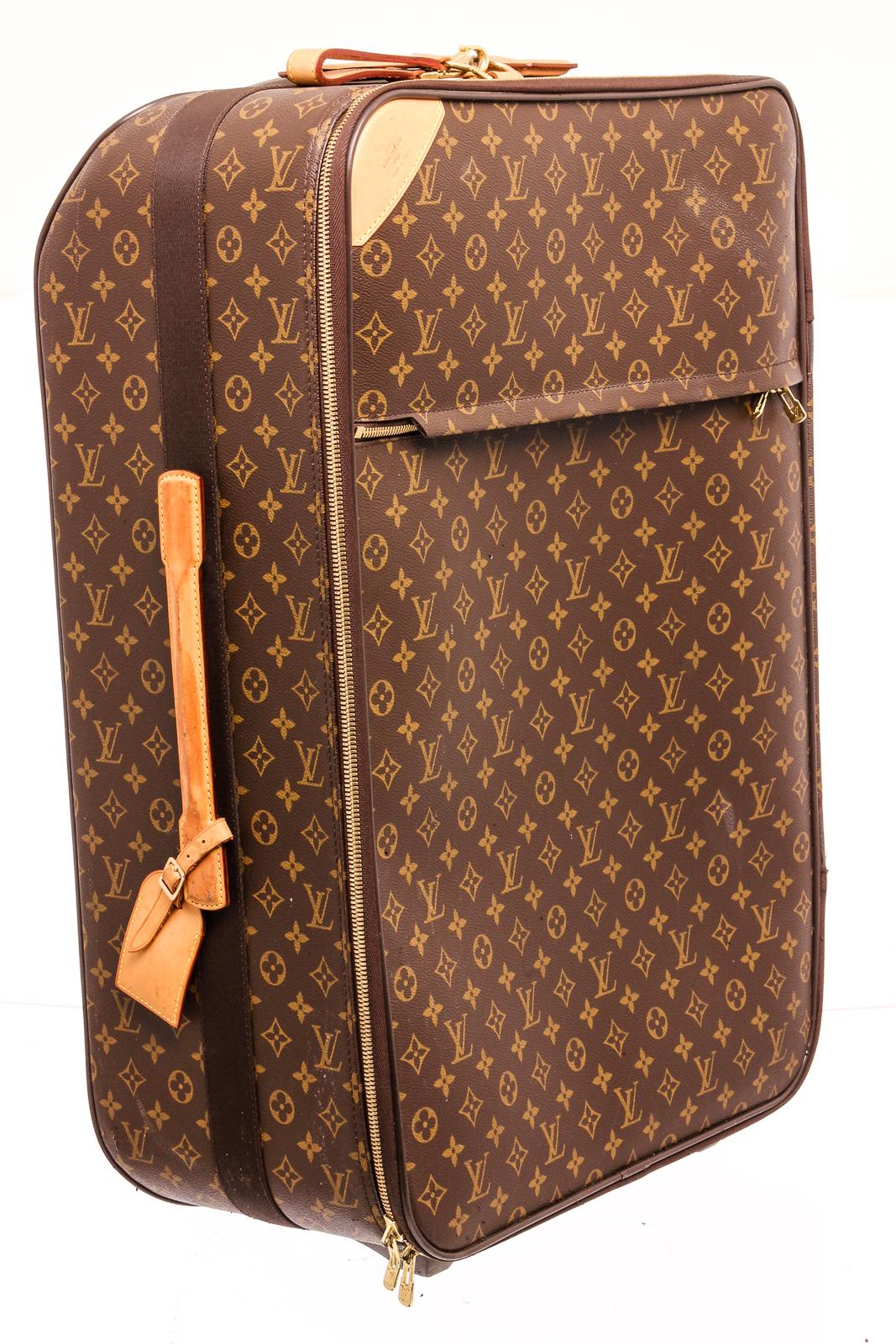 Louis Vuitton Pegase aus braunem und hellbraunem beschichtetem Canvas mit Monogramm:: Messingbeschlägen:: hellbraunem Vachetta-Lederbesatz:: einer Außentasche:: zwei flachen Außengriffen:: einem Teleskopgriff:: braunem Canvas-Futter:: einer