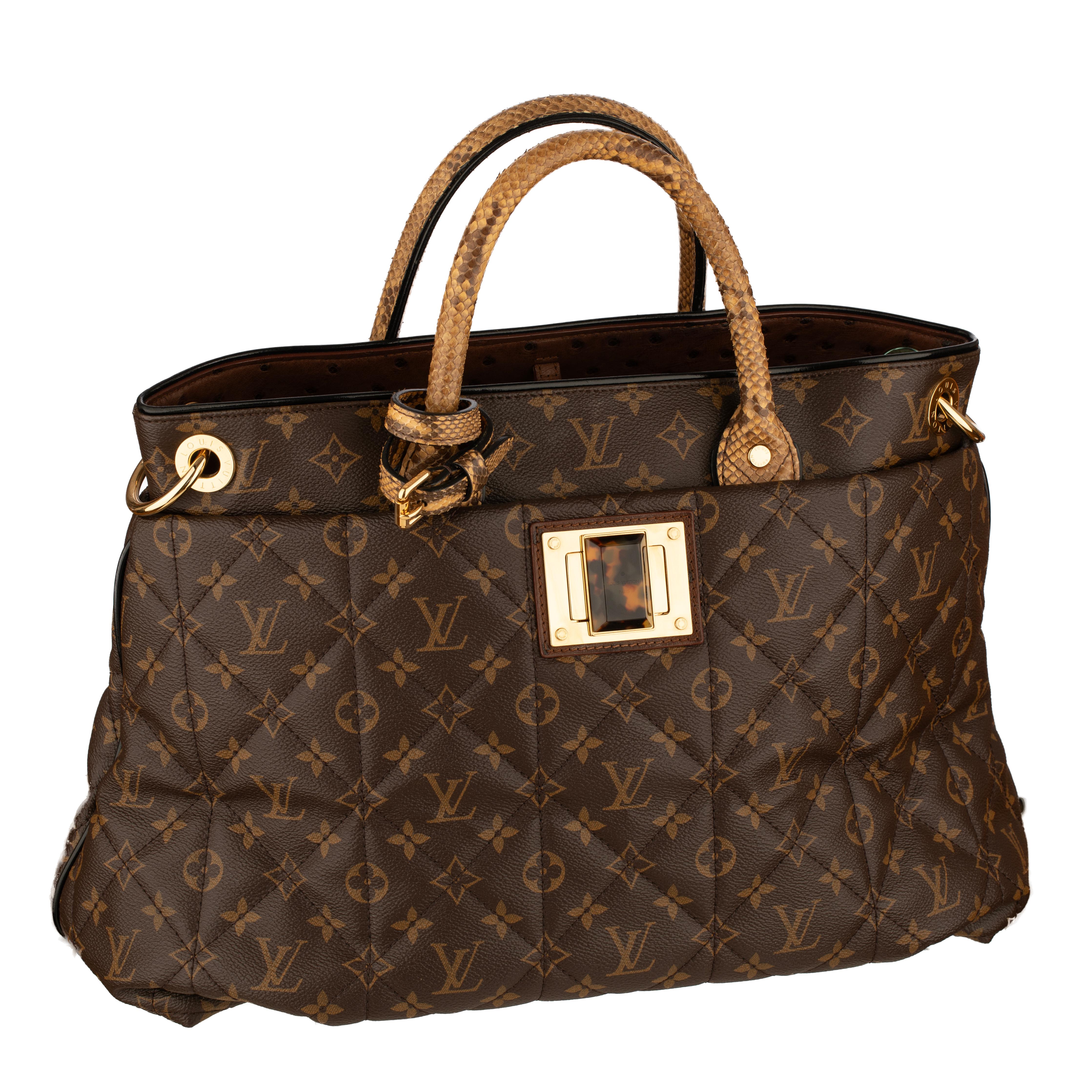 Marchio: Louis Vuitton

Prodotto: Borsa Monogram in tela Etoile Exotique GM

Dimensioni: L 40 X H 28,5 X 17 cm

Altezza del manico: 9 cm

Cinturino: Regolabile 
Max: 86 cm
Min: 76 cm

Colore: Marrone

Materiale: Tela, pitone, struzzo e alcantra