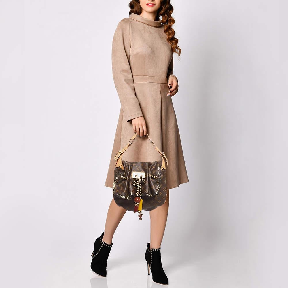 Louis Vuittons handbags are popular owing to their high style and functionality. This bag like all their designs is durable and stylish. Exuding a fine finish the bag is designed to give a luxurious experience. The interior has enough space to carry