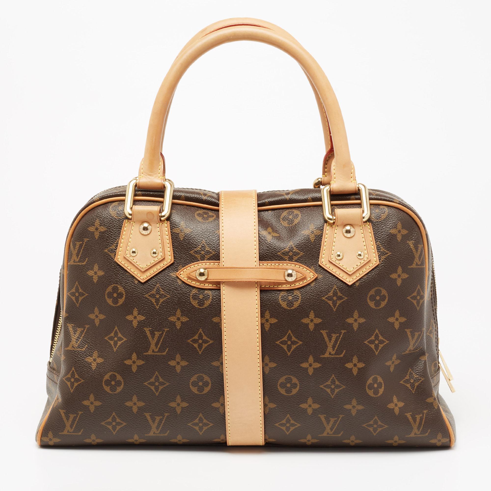 Own this gorgeous Manhattan GM Bag by Louis Vuitton today and flaunt it wherever you go. The bag has been crafted from signature Monogram canvas and lined with Alcantara. It is equipped with two push-lock pockets on the front, a main zip-enclosed
