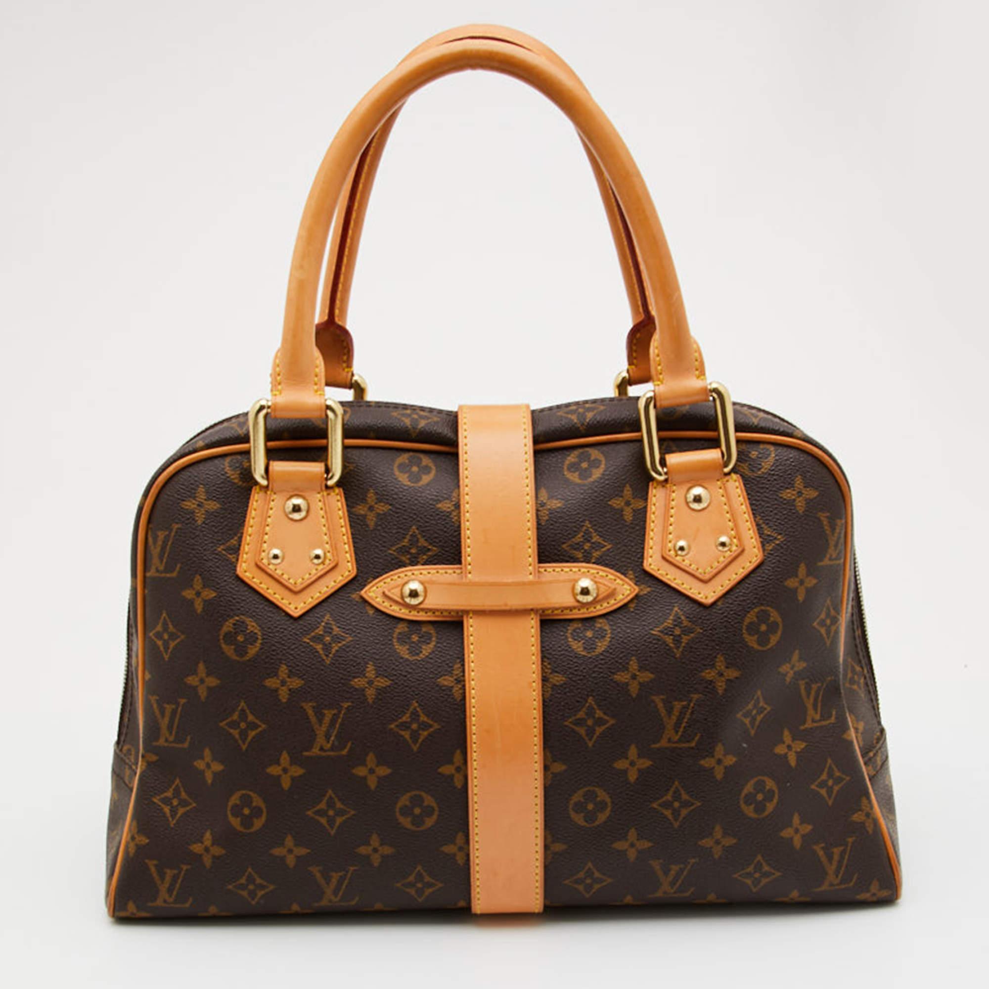 Complete your look with this gorgeous Manhattan GM Bag by Louis Vuitton. The bag has been crafted from signature Monogram canvas and lined with Alcantara on the insides. It is equipped with two push-lock pockets at the front and a zip-top closure.