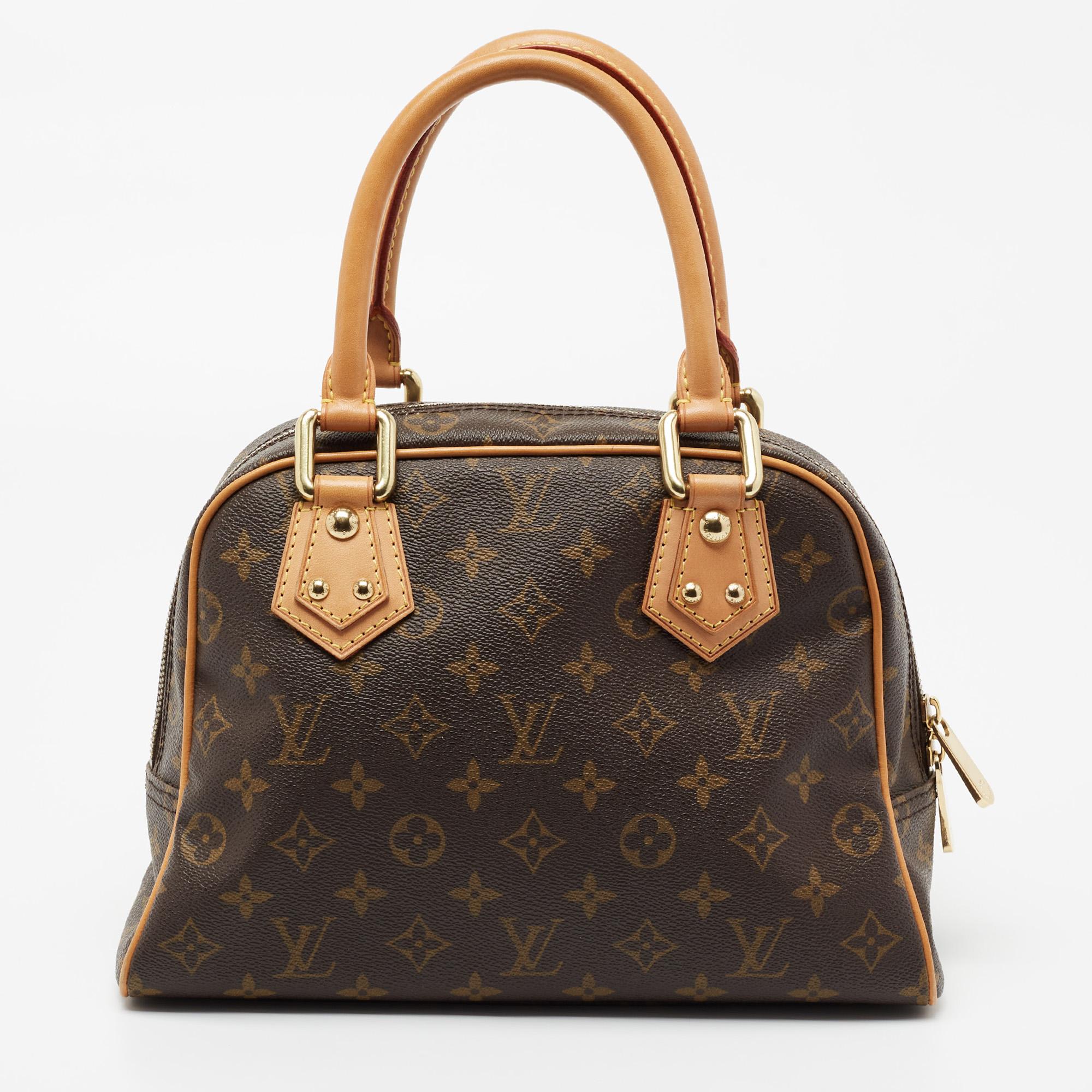 Own this gorgeous Manhattan PM Bag by Louis Vuitton today and flaunt it wherever you go. The bag has been crafted from signature Monogram canvas and lined with Alcantara. It is equipped with two push-lock pockets on the front, a main zip-enclosed