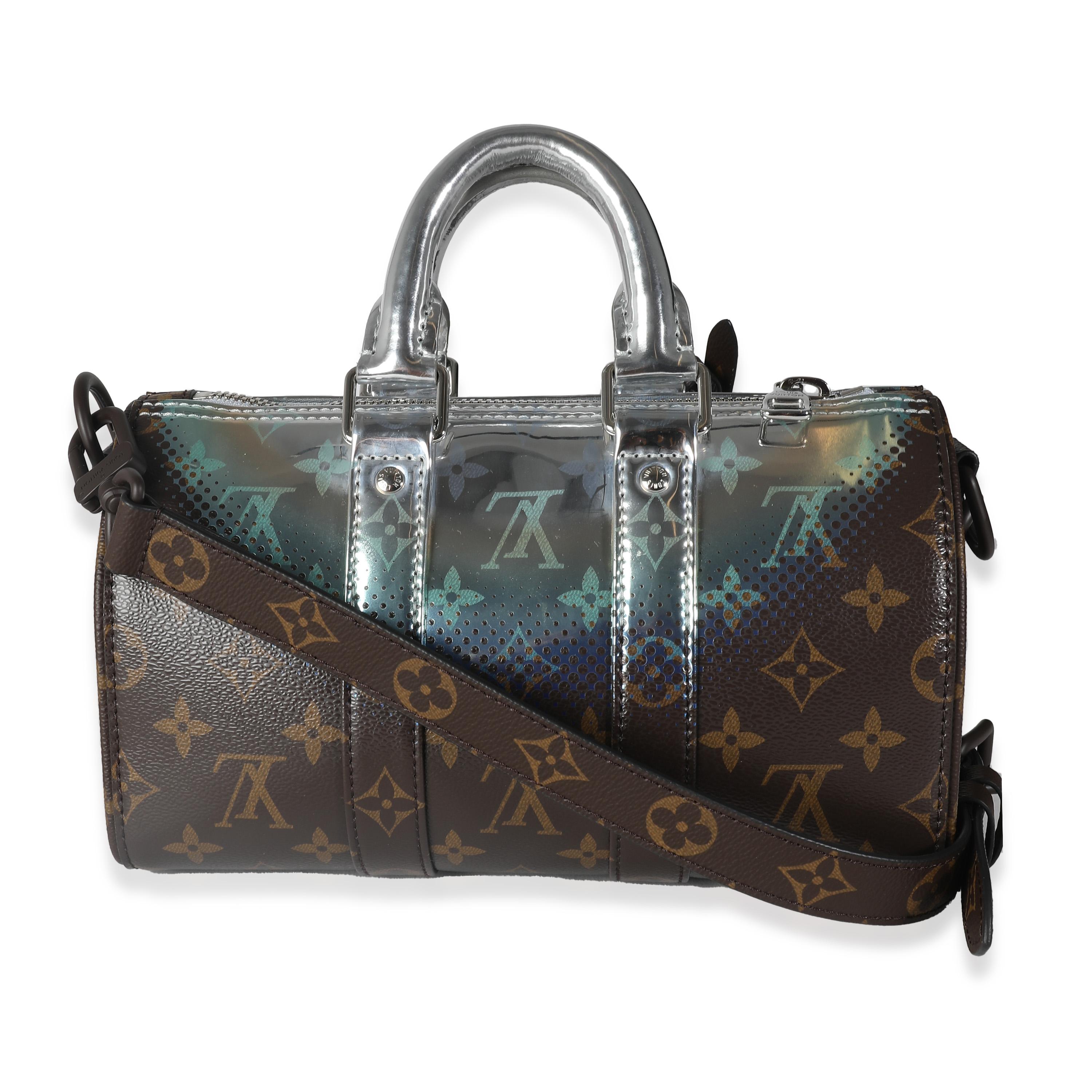 Titel der Auflistung: Louis Vuitton Monogram Canvas Metallic Nebel Keepall Bandouliere 25
SKU: 140943
Zustand: Gebraucht 
Beschreibung des Zustands: Die Keepall, ein Design von Louis Vuitton aus dem frühen 20. Jahrhundert, ist der Inbegriff des