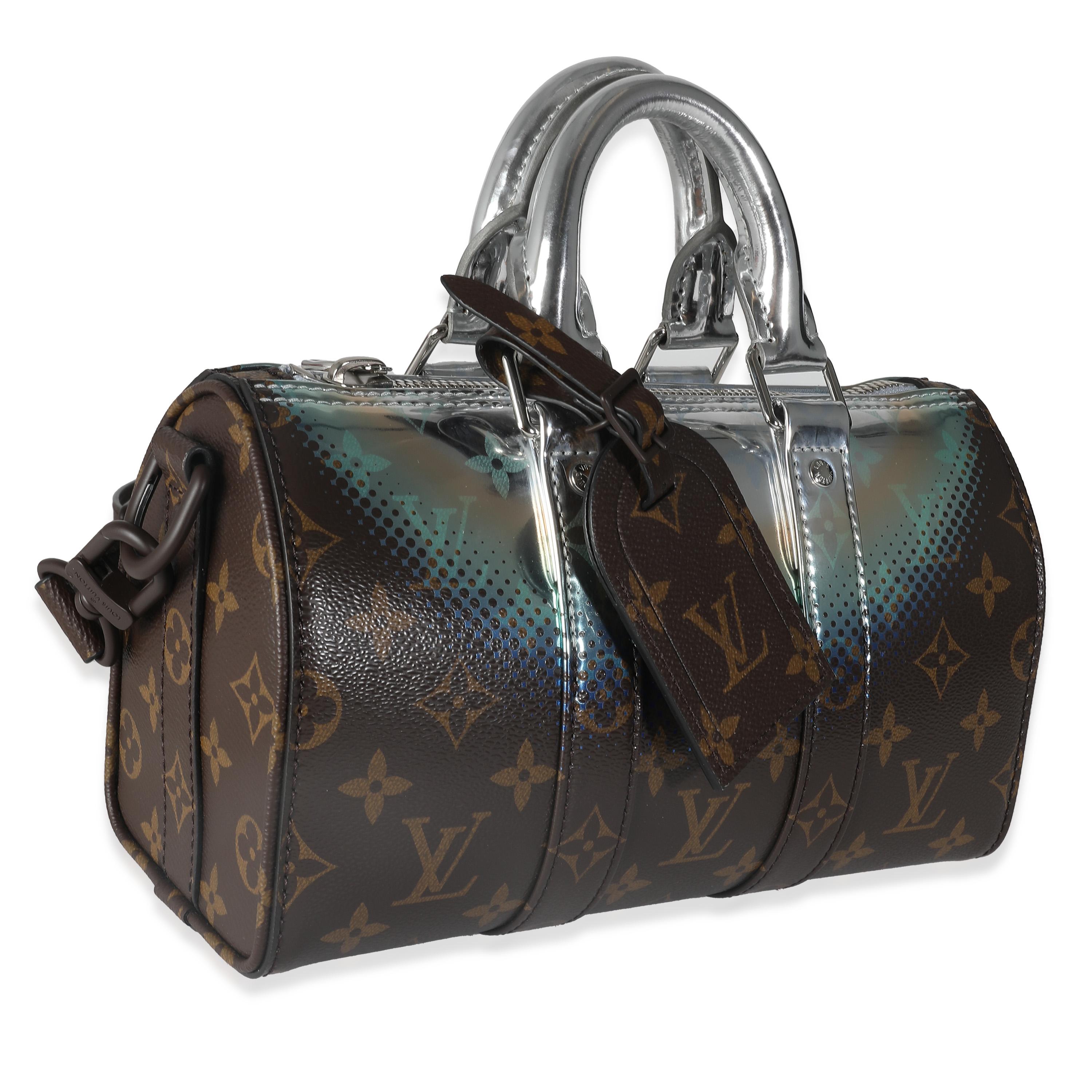 Louis Vuitton Monogramm Canvas Metallic Nebula Keepall Bandouliere 25 im Zustand „Hervorragend“ im Angebot in New York, NY