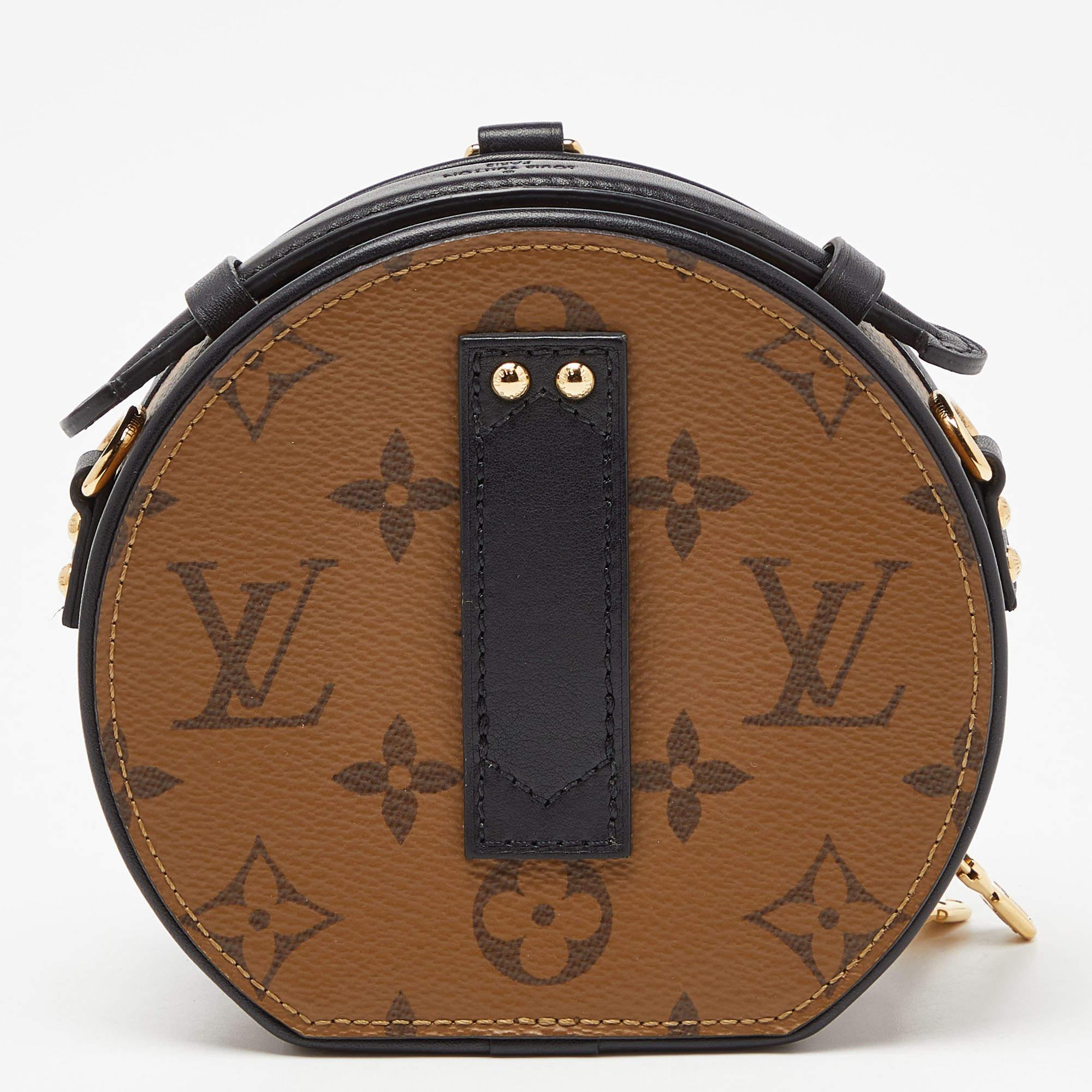 First seen on the Cruise 2018 runway show, Nicolas Ghesquière designed the Petite Boite Chapeau as a reimagined version of one of the brand's famous travel bags, the Hatbox. We have here the mini Boite Chapeau in Monogram canvas, holding the