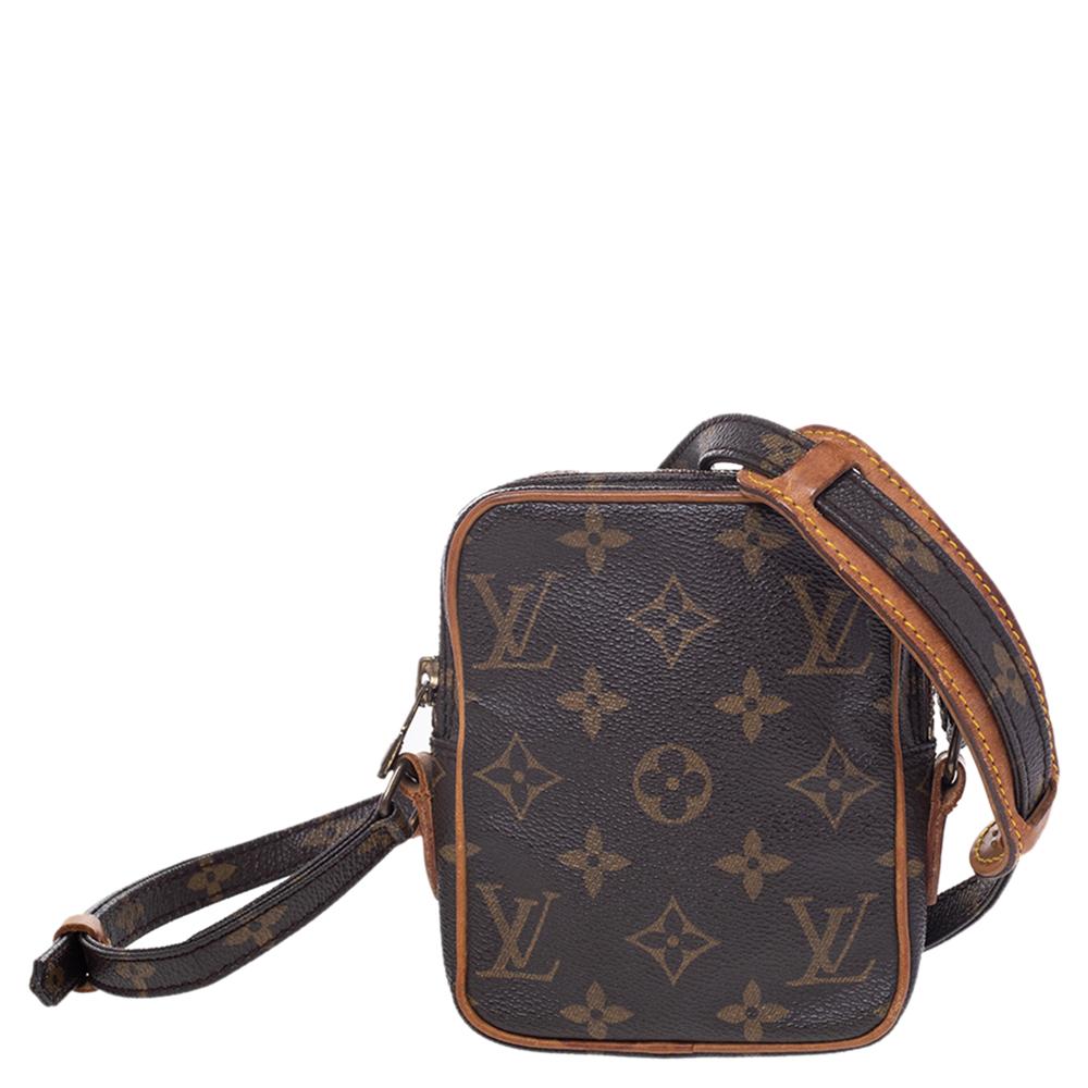 The Louis Vuitton Danube’s squared shape is reminiscent of classic camera bags. Ideal for traveling light, this bag is crafted from monogram coated canvas with leather trim. It has an adjustable strap with a shoulder pad. This bag is designed with a