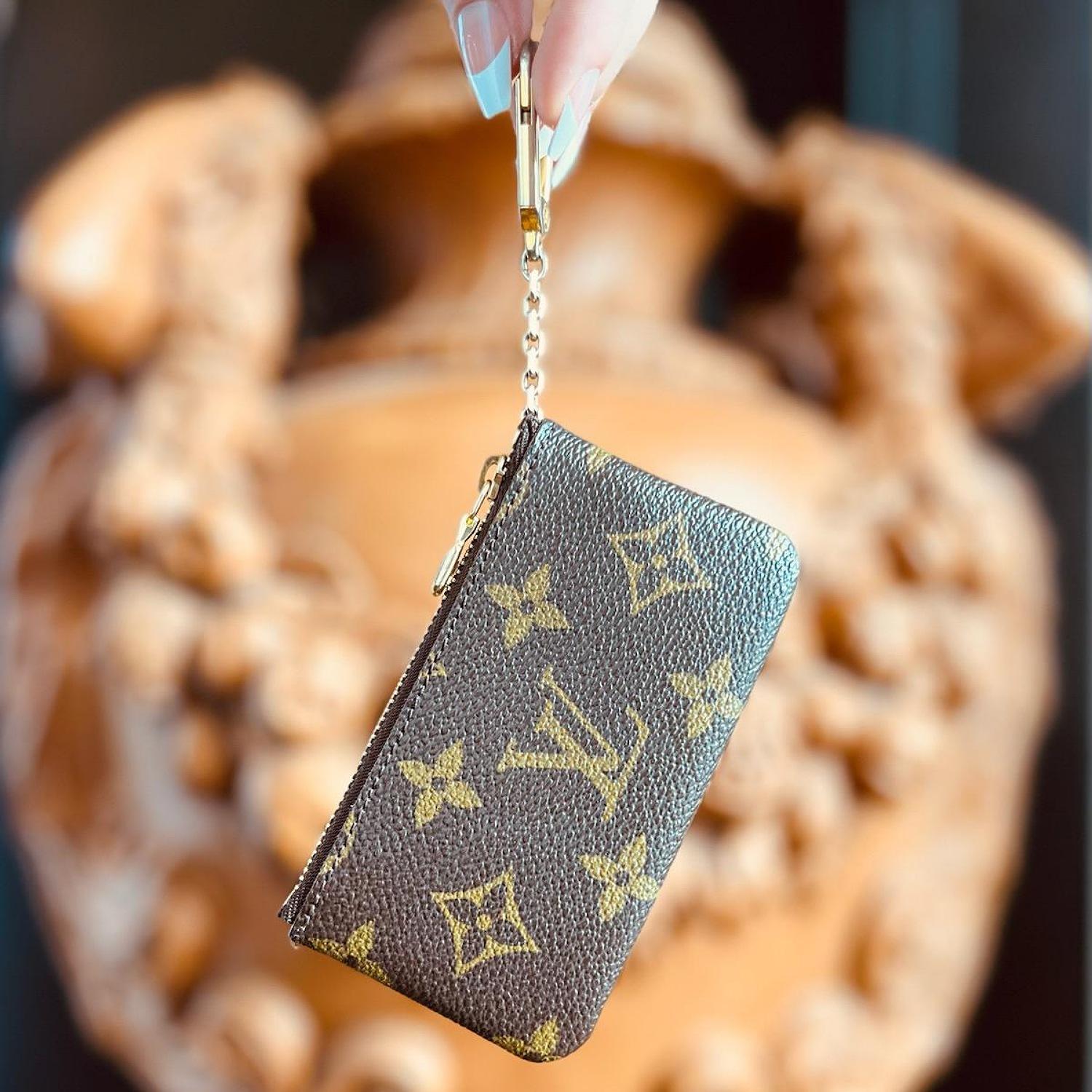 The Key Pouch in the iconic Monogram canvas is a playful yet practical accessory that can carry coins, cards, folded bills and other small items, in addition to keys. Secured with an LV-engraved zip, it can be hooked onto the D-ring inside most
