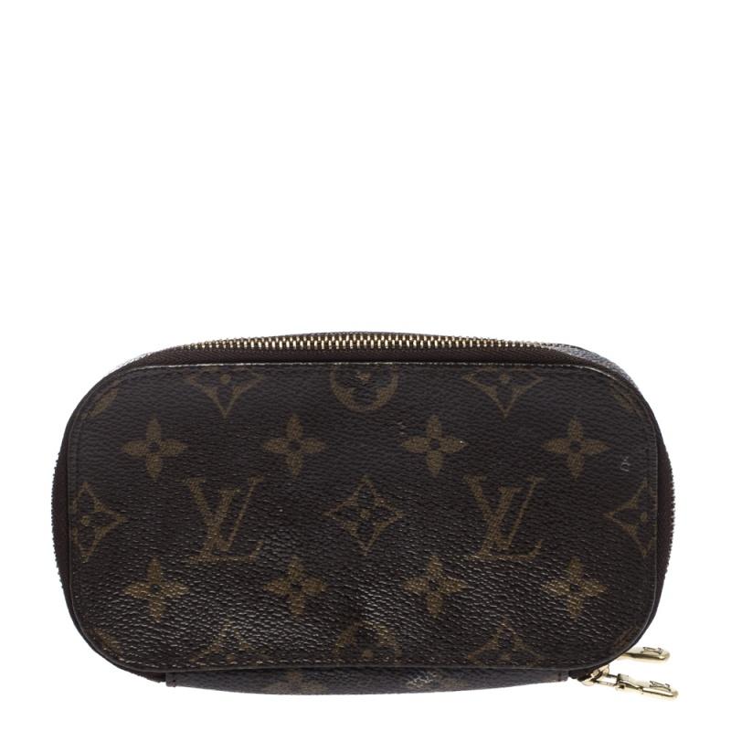 Carry your jewellery in style and perfectly safe in this gorgeous case by Louis Vuitton. Crafted from the monogram canvas, this case comes in a convenient shape and is secured by zippers. This box is also ideal for storing makeup and toiletries for