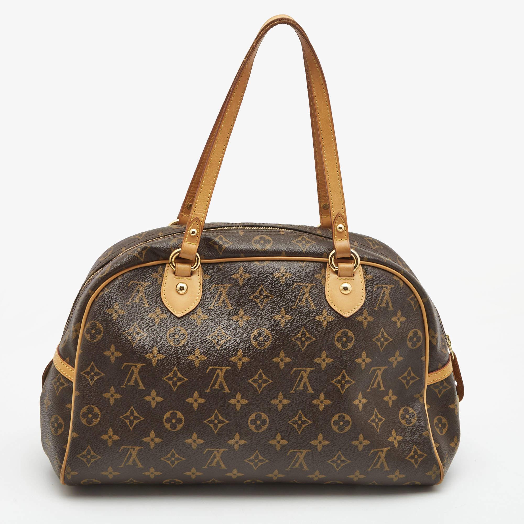 Louis Vuitton's creations are popular owing to their high style and functionality. This bag, like all the other handbags, is durable and stylish. Exuding a fine finish, the bag is designed to give a luxurious experience. The interior has enough