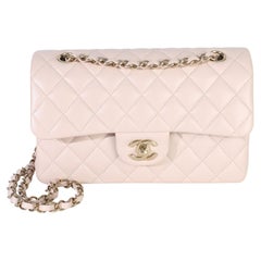 Bolso pequeño clásico de Chanel con doble solapa, de piel de cordero acolchada en rosa claro