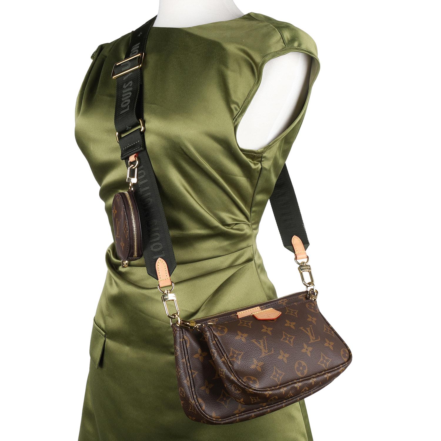 Authentische Louis Vuitton Monogram Canvas Multi Pochette Accessories Umhängetasche.

Ausgestattet mit Monogram Canvas, Reißverschlüssen mit goldenen Beschlägen, braunem Textilinterieur mit Steckfach in der größten Tasche. Der abnehmbare,
