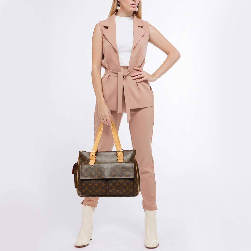 Designer bags are ideal companions for ample occasions! Here we have a fashion-meets-functionality piece crafted with precision. It has been equipped with a well-sized interior that can easily fit all your essentials.
