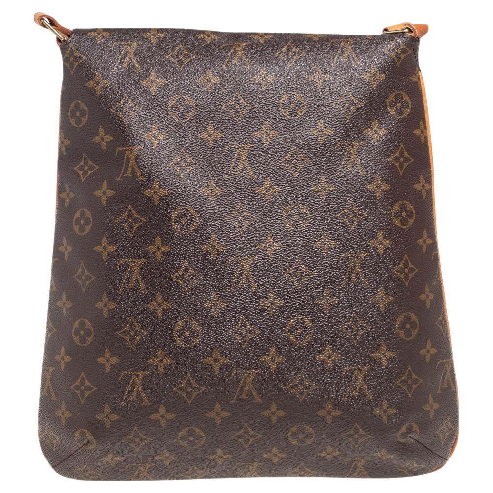 One look at this bag from Louis Vuitton and you will see that it is high in style and magnificent in appeal. Crafted from Monogram canvas and held by a shoulder strap, it comes equipped with an Alcantara interior.

