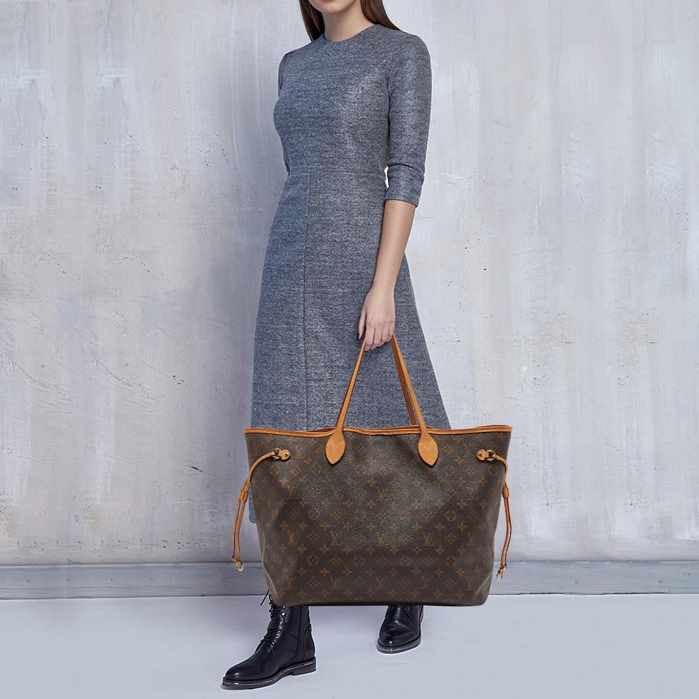Die Neverfull von Louis Vuitton wurde erstmals 2007 vorgestellt und ist auch heute noch ein beliebtes Design. Diese Neverfull ist aus dem charakteristischen Monogram Canvas gefertigt und wunderschön. Die Tasche hat Kordelzüge an den Seiten, einen