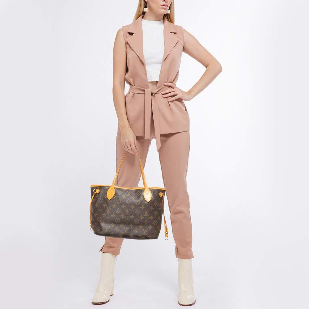 Designer bags are ideal companions for ample occasions Here we have a fashion meets functionality piece crafted with precision. It has been equipped with a well sized interior that can easily fit your small essentials.