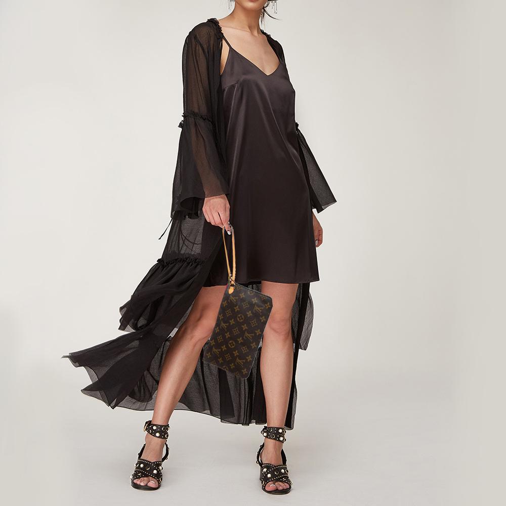 The Neverfull Pochette NM clutch from Louis Vuitton will make a great addition to your LV collection. It is creatively designed using the Monogram canvas on the exterior with gold-toned hardware completing its fittings. This clutch is a great