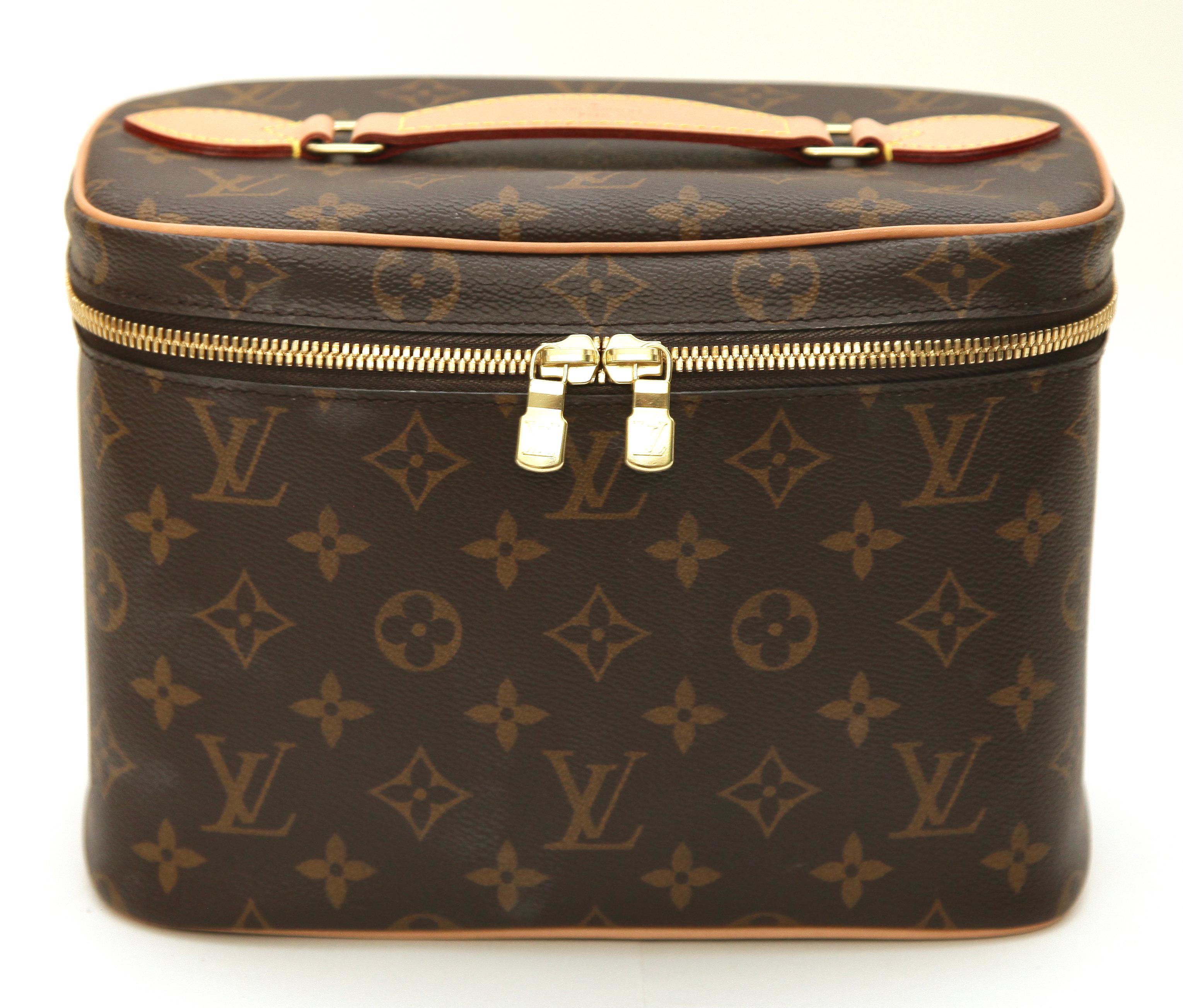 GUARANTEED AUTHENTIC LOUIS VUITTON MONOGRAM NICE BB BAG


Details:
- Monogram Nice BB travel bag.
- Vachetta leather top handle and trim.
- Beige canvas interior.
- Gold hardware top zip around closure.
- Signature LOUIS VUITTON PARIS made in italy