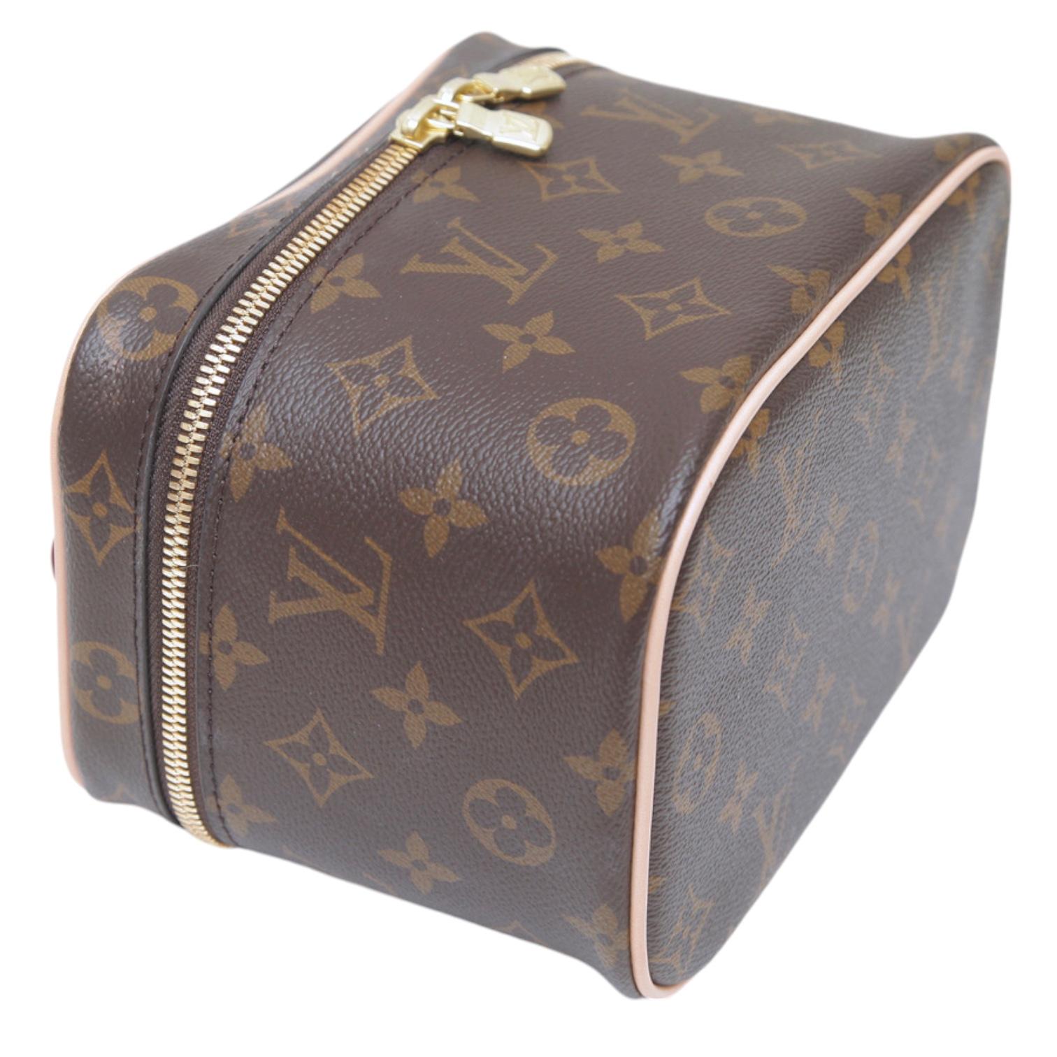 GUARANTEED AUTHENTIC LOUIS VUITTON MONOGRAM NICE MINI BAG


Details:
- Monogram NICE MINI travel bag.
- Vachetta leather top handle and trim.
- Beige canvas interior.
- Gold hardware top zip around closure.
- Signature LOUIS VUITTON PARIS made in