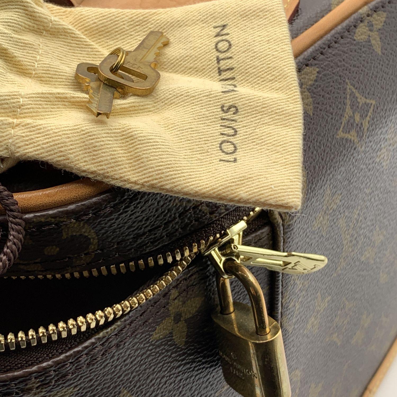 This beautiful Bag will come with a Certificate of Authenticity provided by Entrupy. The certificate will be provided at no further cost.

Louis Vuitton 'Nice' Travel beauty case. Monogram canvas and beige leather trim. The bag features a top