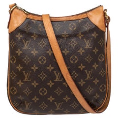 What's In My Bag: ODEON PM in Monogram Canvas - Wear & Tear / Review - MUST  HAVE LOUIS VUITTON BAG! 