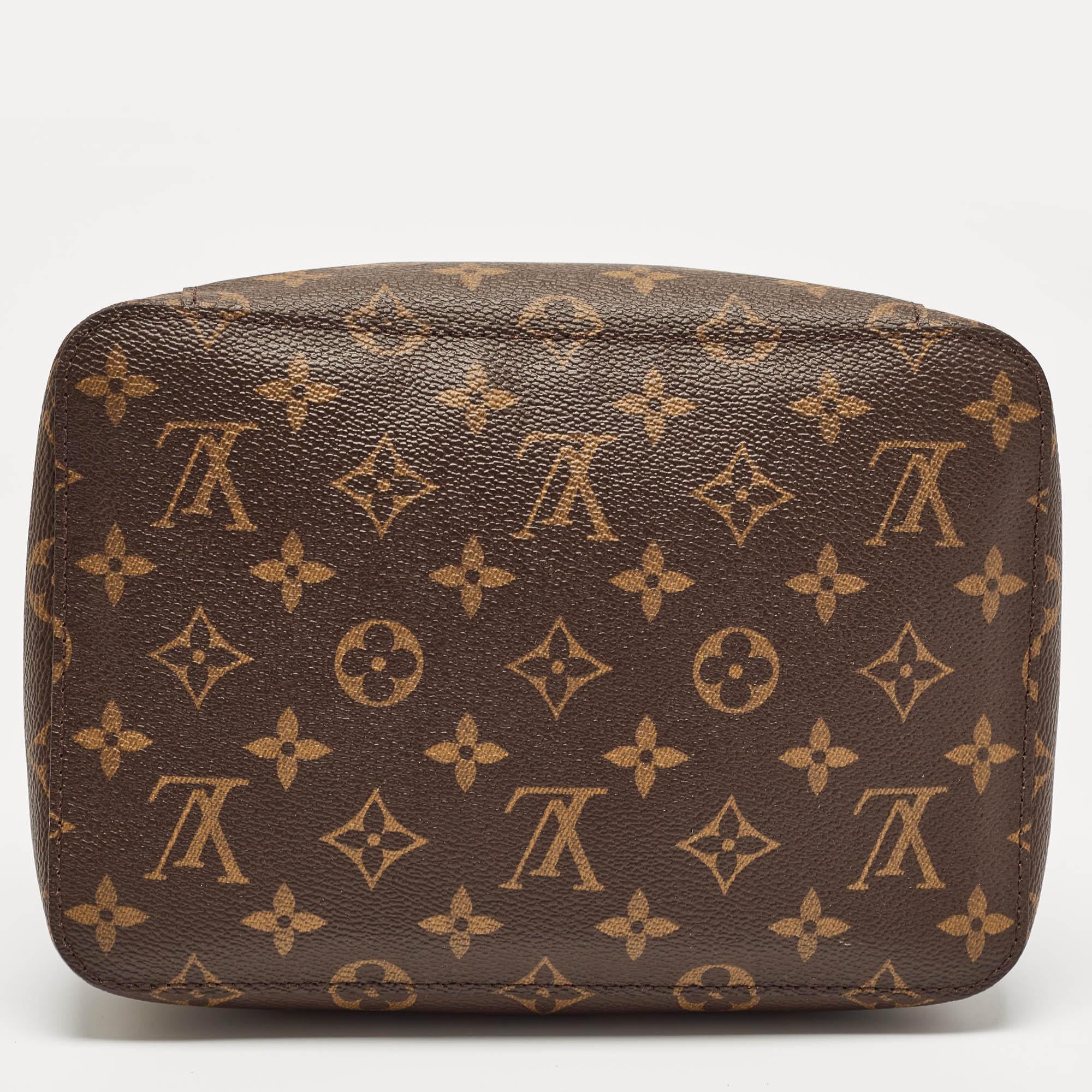 Louis Vuitton's creations are popular owing to their high style and functionality. This case, like all the other handbags, is durable and stylish. Exuding a fine finish, the bag is designed to give a luxurious experience. The interior has enough