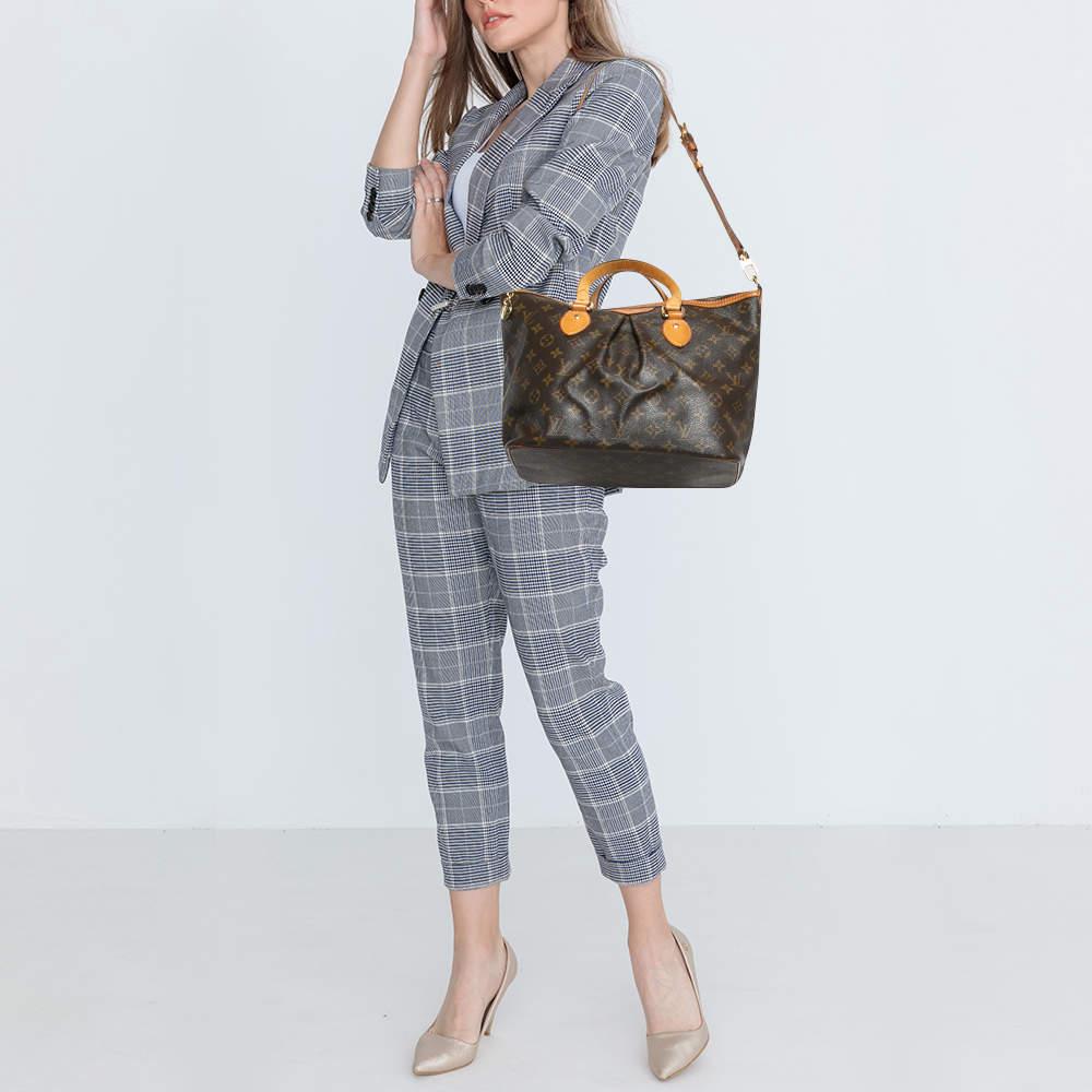 Louis Vuittons handbags are popular owing to their high style and functionality. This bag  like all their designs  is durable and stylish. Exuding a fine finish  the bag is designed to give a luxurious experience. The interior has enough space to