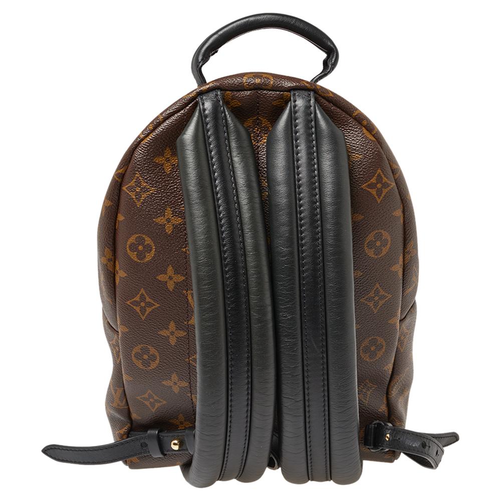 The Palm Springs gives a stylish twist to the backpack, transforming a practical staple into an on-point city bag. This charming creation is crafted from monogram canvas, leather, and gold-tone hardware. The padded shoulder straps allow easy wear.