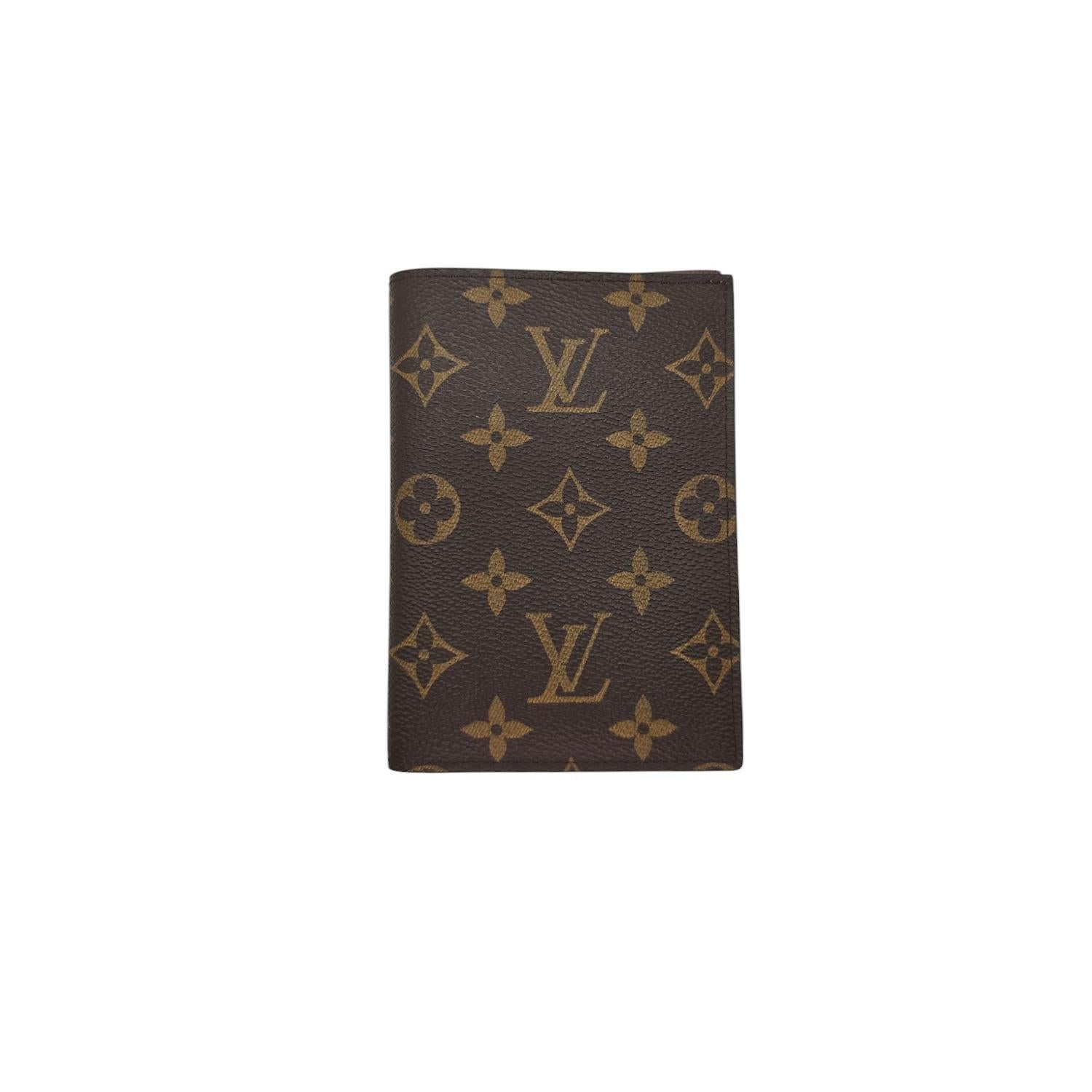 Confeccionada por expertos de Louis Vuitton, esta funda para pasaporte luce el icónico monograma de la marca para un aspecto clásico y sofisticado. Con múltiples ranuras para tarjetas y un billetero, esta funda es a la vez elegante y práctica.