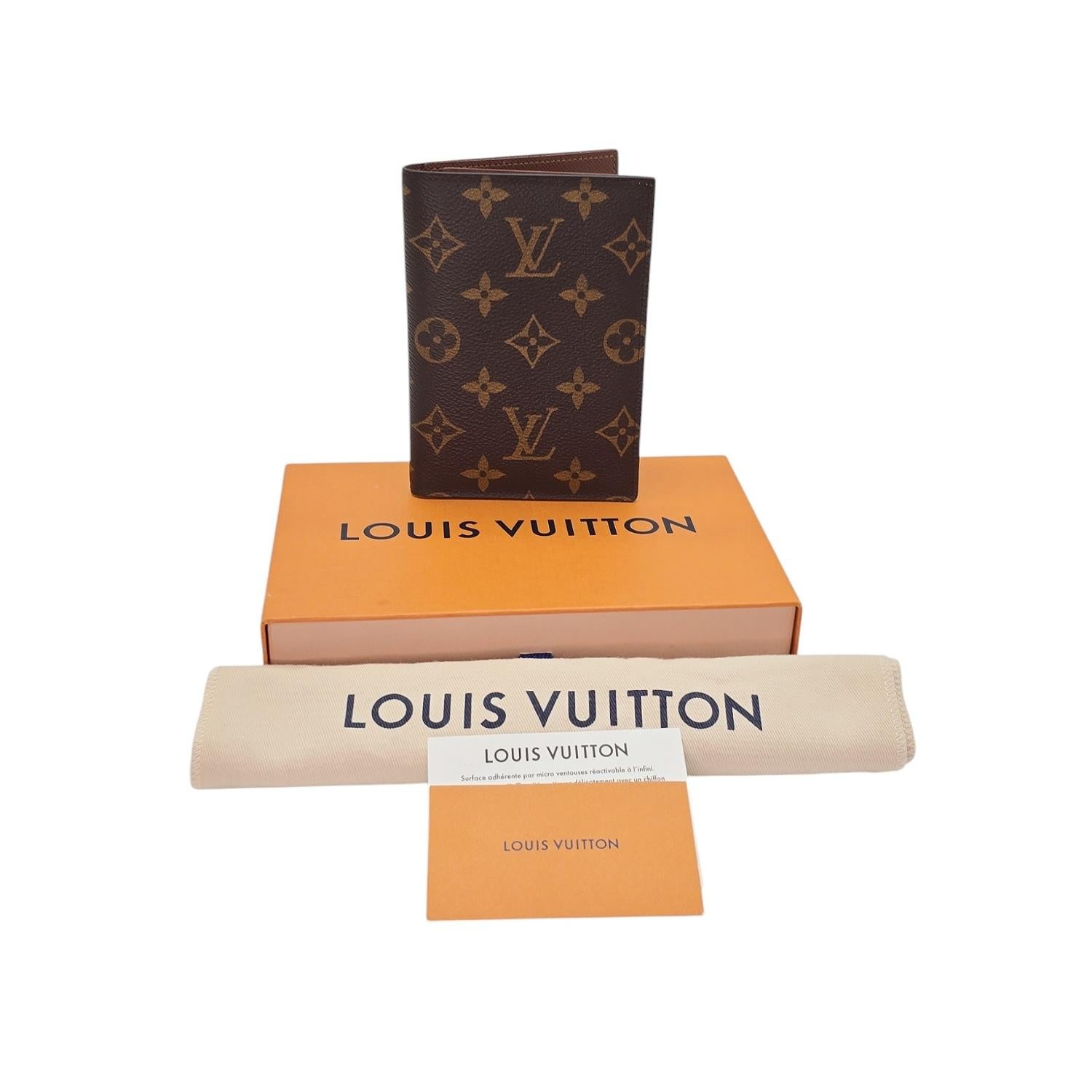 Funda de pasaporte de lona con monograma Louis Vuitton en venta 3