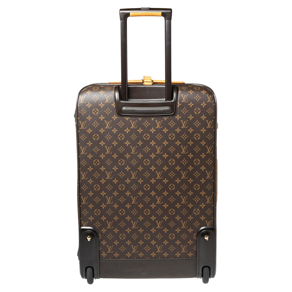 Treat the globe-trotter in you with this Louis Vuitton Pegase 70 luggage bag. It is designed using monogram canvas and leather trims. Fitted with wheels and a telescopic handle, the bag will easily help you navigate around busy terminals. It comes
