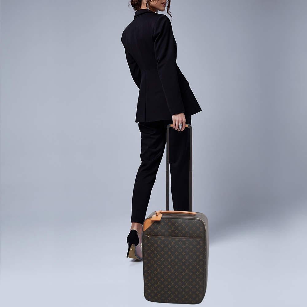 Reprenant avec élégance l'art légendaire du voyage de Louis Vuitton, cette valise, fabriquée à partir de matériaux emblématiques, témoigne d'un savoir-faire traditionnel et d'un design moderne et innovant. Léger, robuste et ultra-mobile, il glisse
