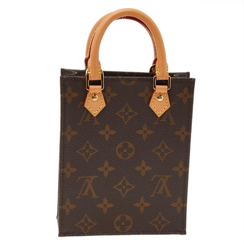 It's no secret that Louis Vuitton makes bags that are exquisite and lasting. Included in the brand's long list of beautiful bags is the Sac Plat. This one here is a beauty like all the others. It comes crafted from signature monogram canvas and is