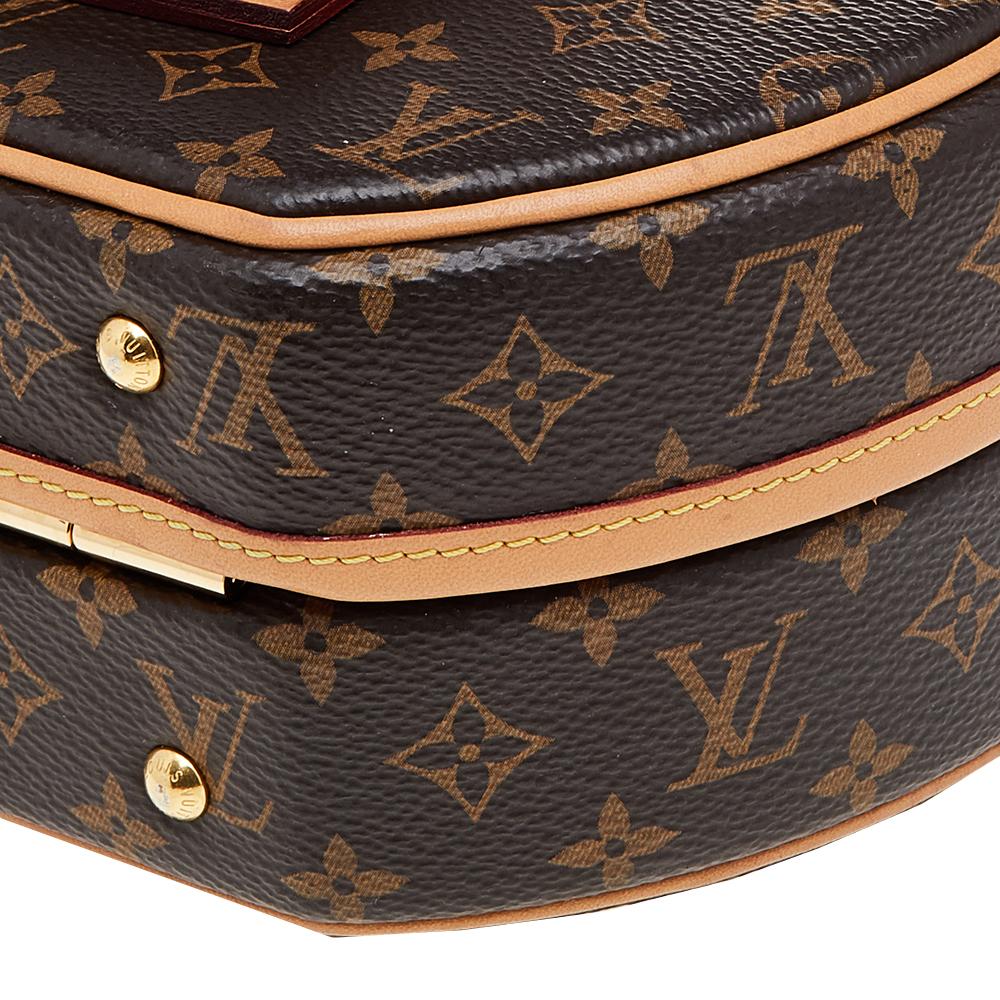 First seen on the Cruise 2018 runway show, Nicolas Ghesquière designed the Petite Boite Chapeau as a reimagined version of one of the brand's famous travel bags, the Hatbox. We have here the one in monogram canvas, holding the signature circular