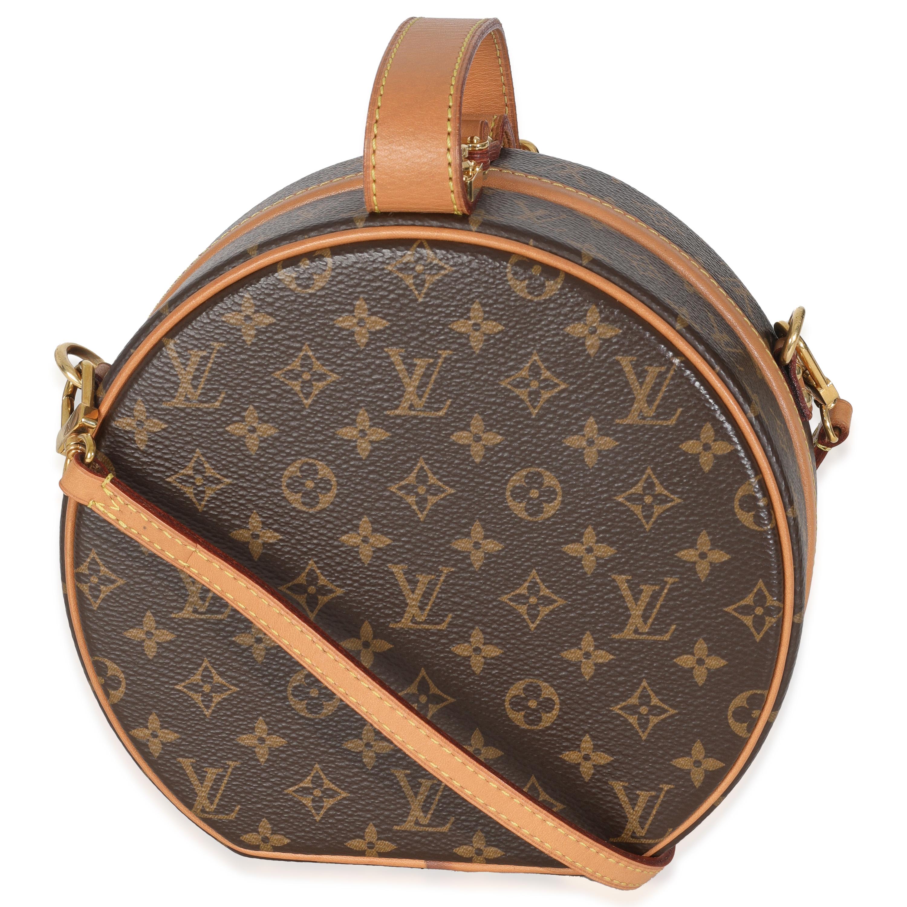 Titolo dell'elenco: Louis Vuitton Monogram Canvas Petite Boite Chapeau
SKU: 147558
MSRP: 5700.00 USD
Condizioni: Usato 
Descrizione delle condizioni: Sgualciture sulle cinghie di pelle esterne. Graffi minori sulla ferramenta.
Condizioni della borsa: