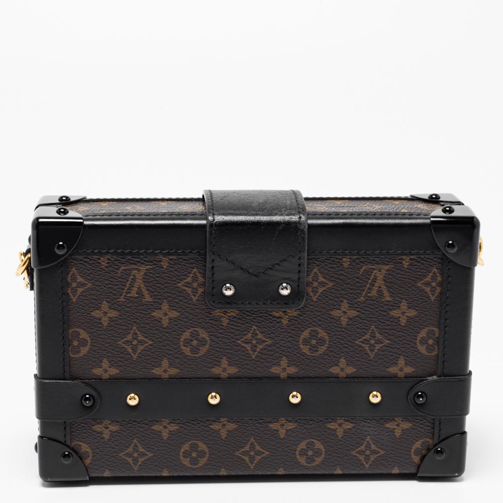 Incorporate luxury and sophistication into your everyday style with this Louis Vuitton bag. This pretty bag is crafted from coated canvas with leather trims. The case-like shape and gold-tone detailed front flap secures the spacious interior. Held