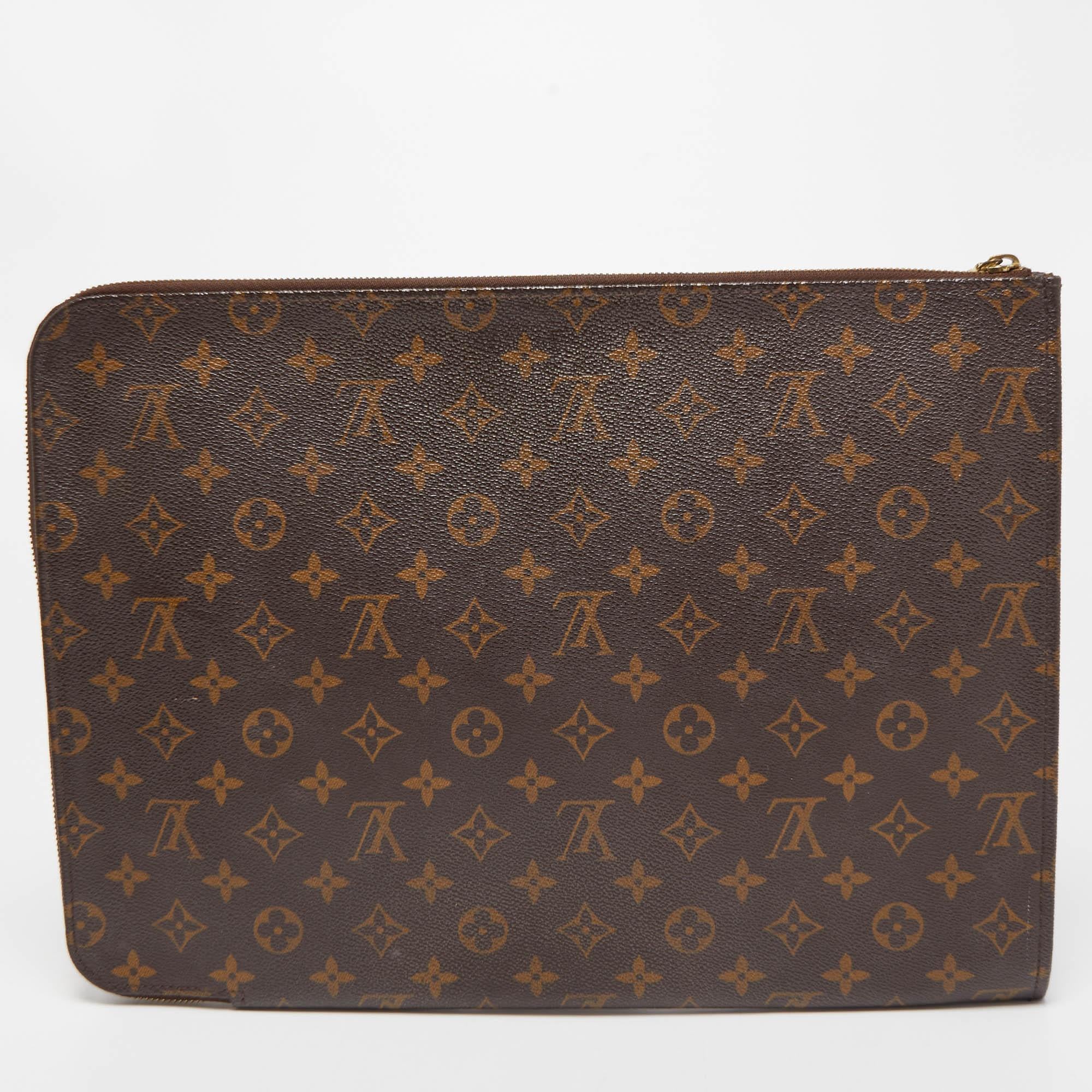 Carry your documents in style with this Louis Vuitton portfolio case. It has a Monogram canvas exterior and a spacious interior secured by a zipper.

