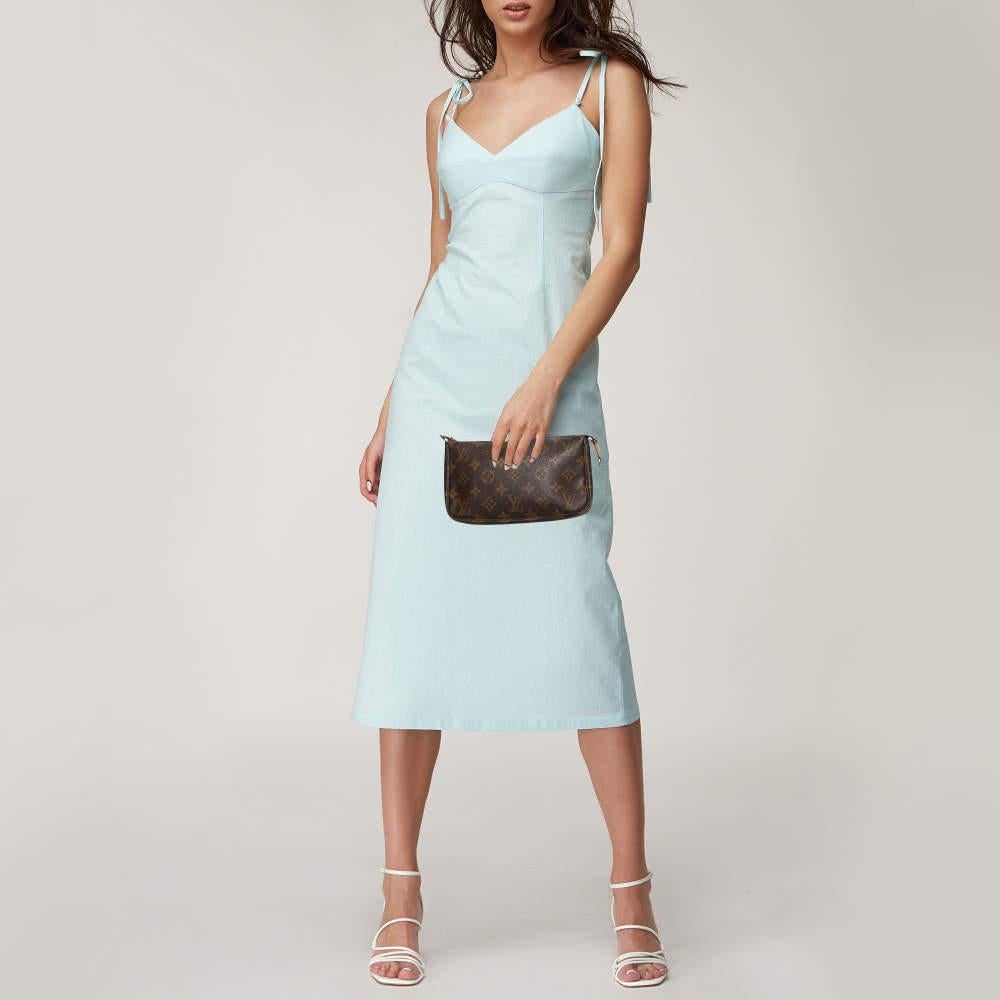 Louis Vuittons creations are popular owing to their high style and functionality. This bag like all the other handbags is durable and stylish. Exuding a fine finish the bag is designed to give a luxurious experience. The interior has enough space to