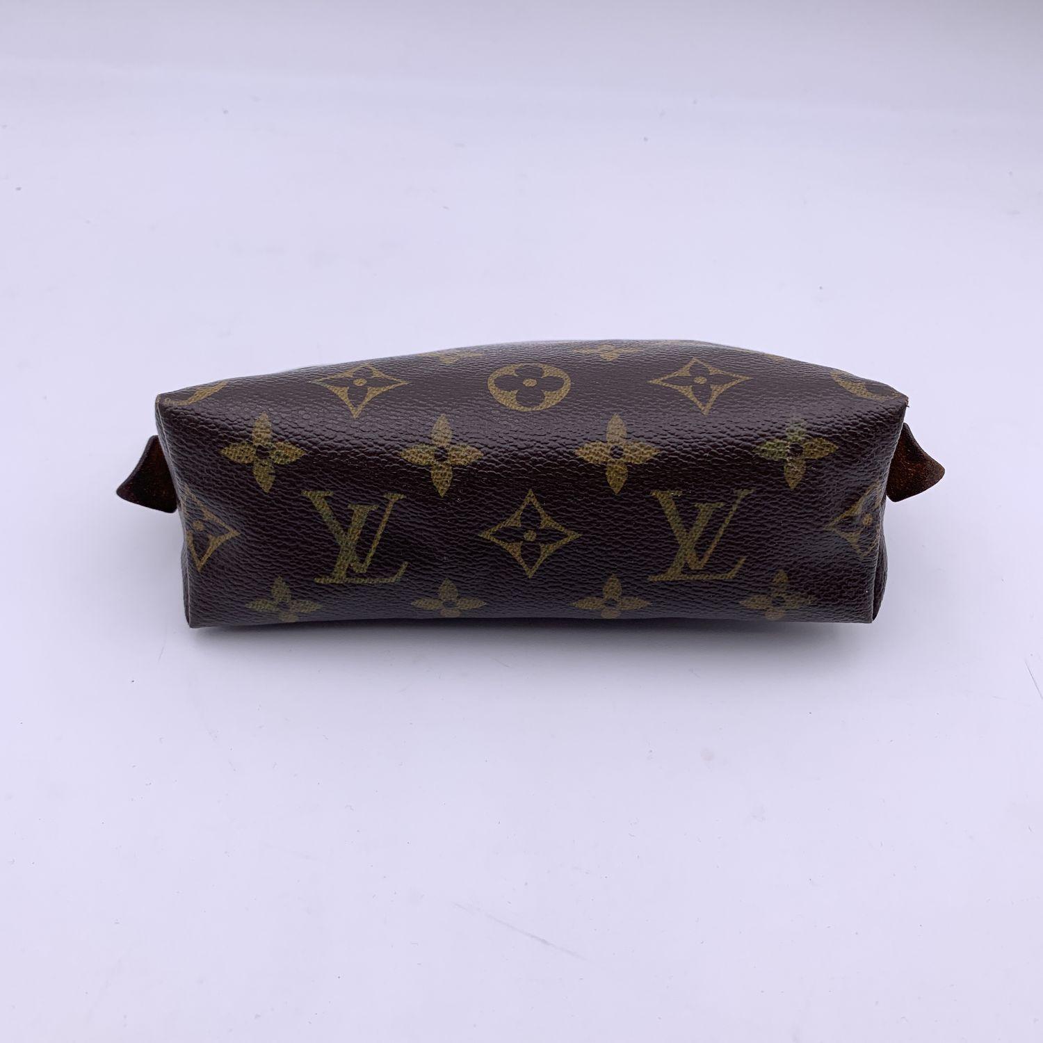 Louis Vuitton 'Pochette Cosmetique' cosmetic pouch in timeless monogram canvas. Upper zipper closure. 1 side open pocket inside. 'LOUIS VUITTON Paris - Made in Spain' engraved on leather piece on the side. Serial number inside

Condition

A -