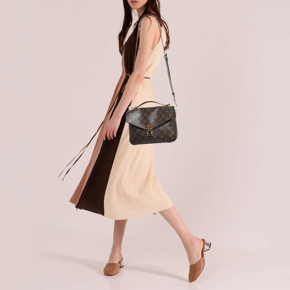 Louis Vuittons handbags are popular owing to their high style and functionality. This bag like all their designs is durable and stylish. Exuding a fine finish the bag is designed to give a luxurious experience. The interior has enough space to carry