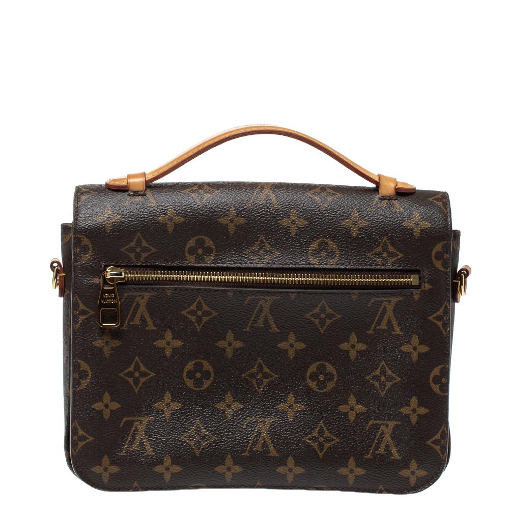 This elegant pochette Metis from Louis Vuitton is beautiful in design. Crafted from Monogram canvas, the bag features a front flap with gold-tone engraved closure. A single top handle and a detachable shoulder strap ensure you carry it according to