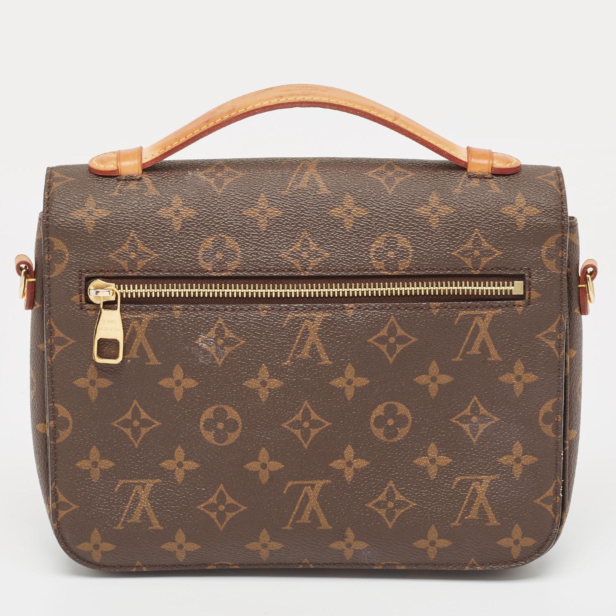 There’s no mistaking the interlaid LV symbols and the flower motifs on this Louis Vuitton bag. It is crafted from the luxury label’s signature monogram canvas and features a flap with a push lock closure, an adjustable and detachable strap, a short
