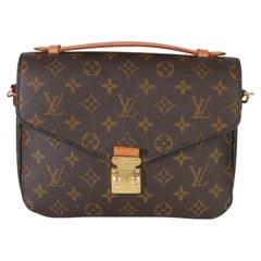 Monogrammierte Segeltuch-Pochette Metis von Louis Vuitton