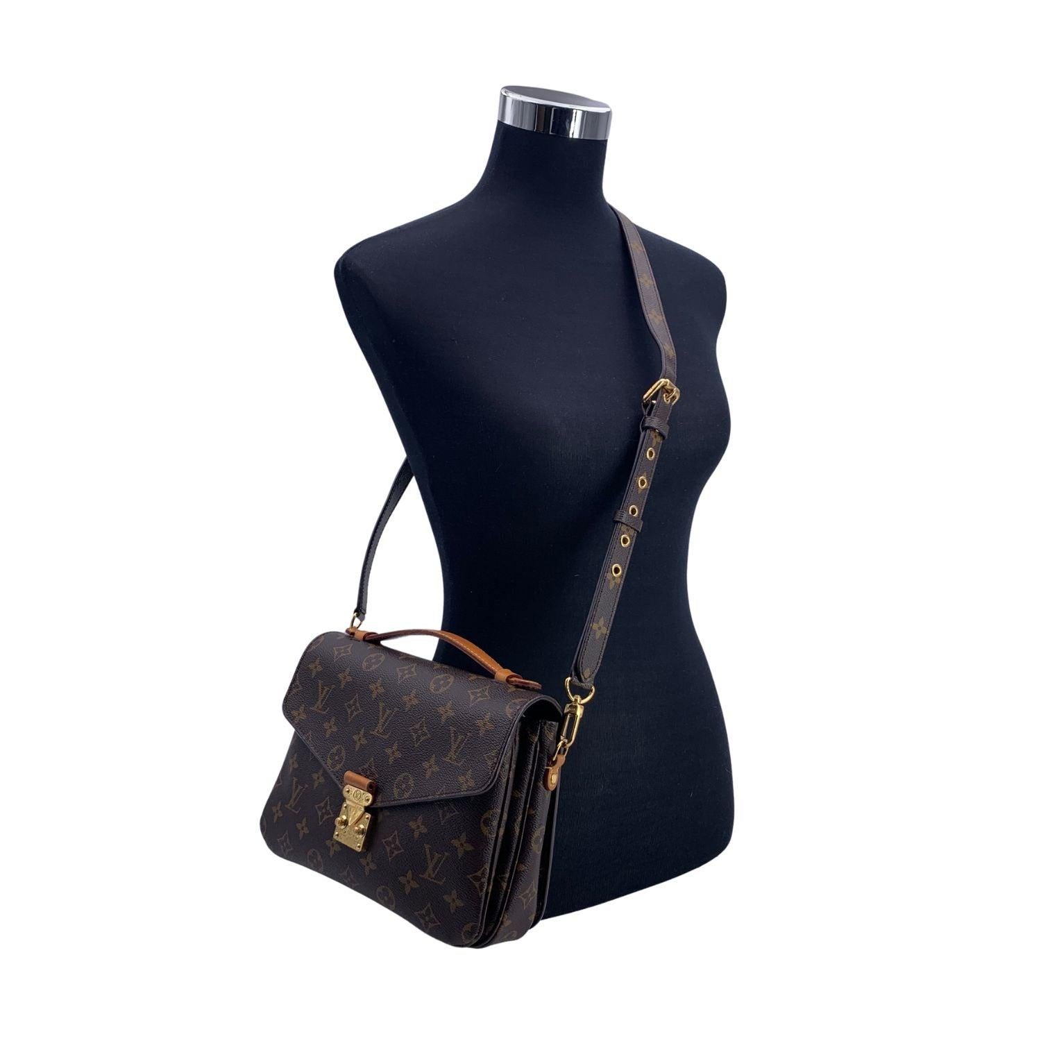 This beautiful Bag will come with a Certificate of Authenticity provided by Entrupy. The certificate will be provided at no further cost. Beautiful Louis Vuitton 'Pochette Metis' in classic monogram canvas. Removable and adjustable strap and top