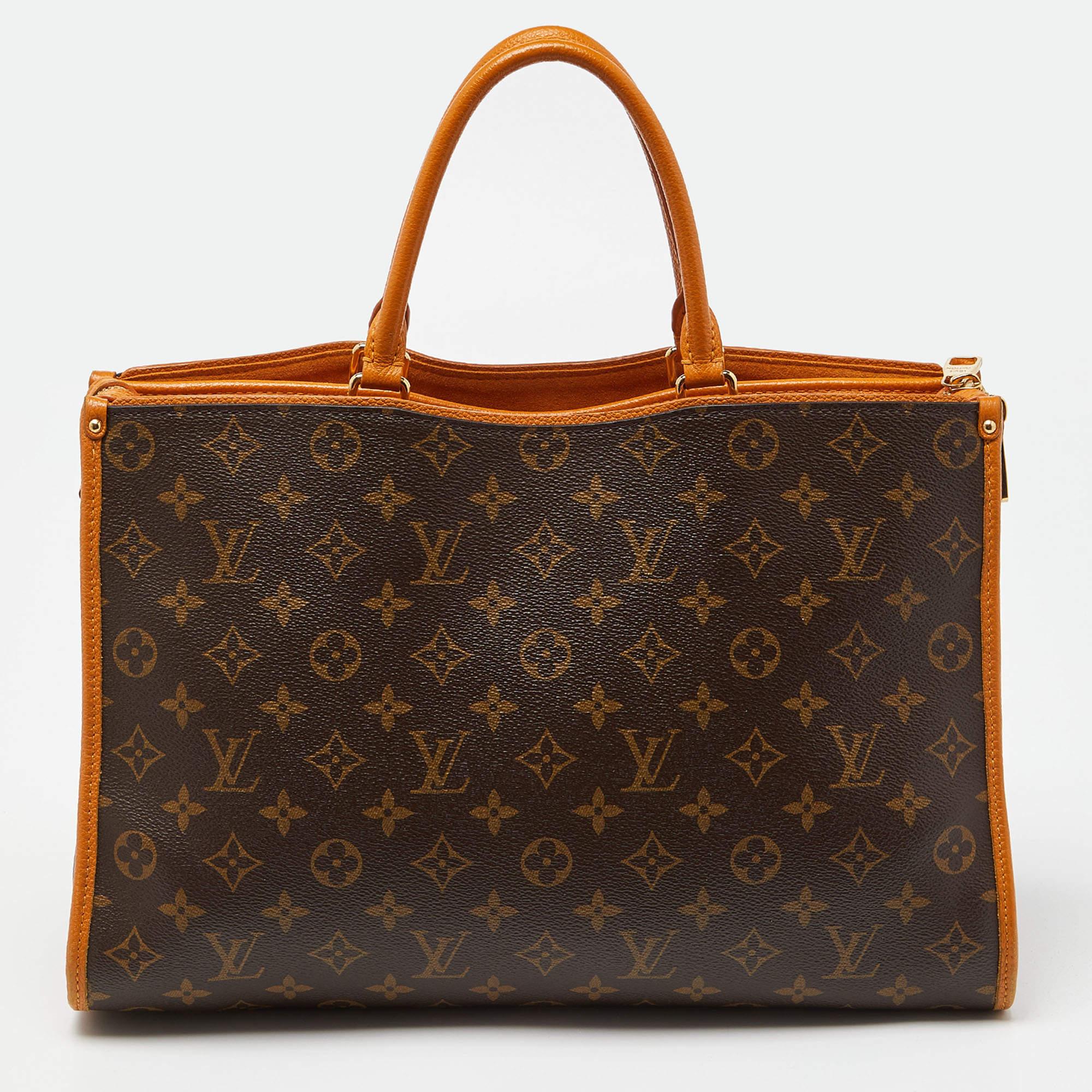 Louis Vuitton's handbags are popular owing to their high style and functionality. This Popincourt MM bag, like all their designs, is durable and stylish. Exuding a fine finish, the bag is designed to give a luxurious experience. The interior has