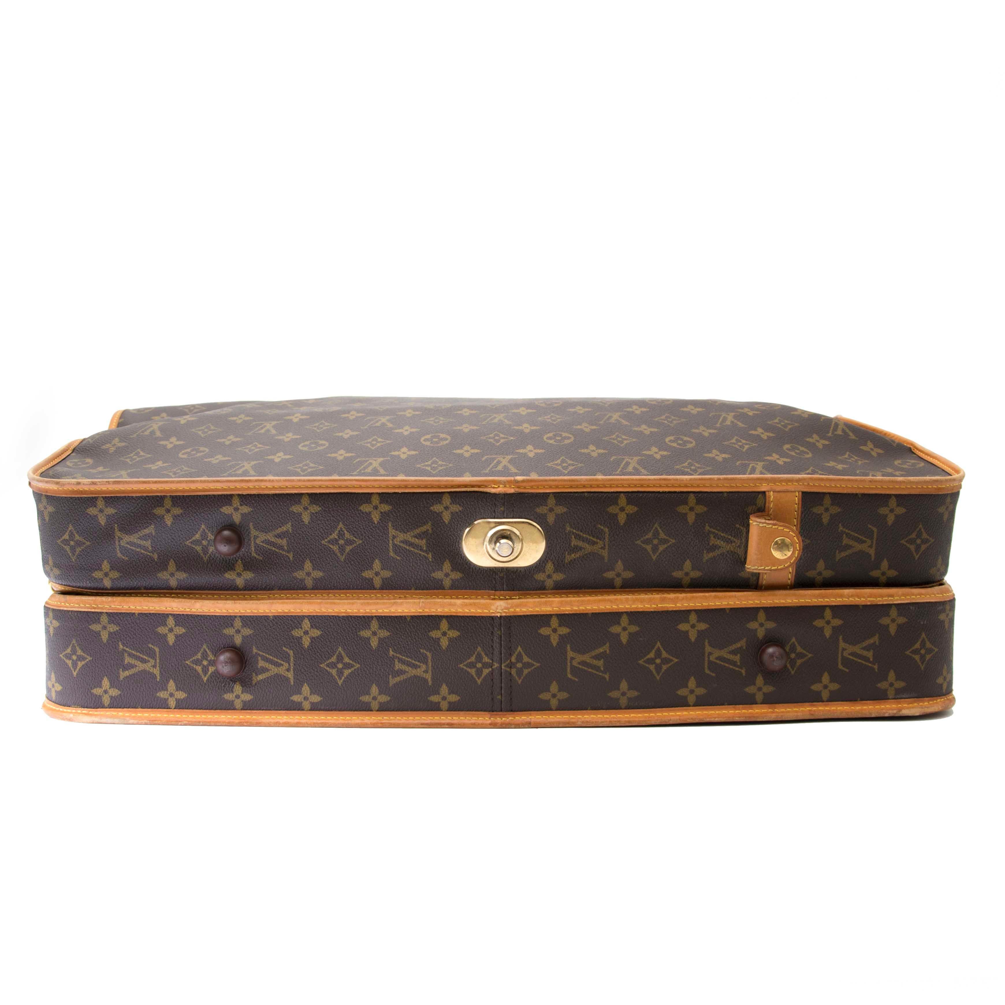 Good preloved condition

Louis Vuitton Monogram Canvas Portable Bandouliere Garment Bag

This Louis Vuitton Monogram Canvas Portable Bandouliere Garment Bag is a functional and iconic accessory for the stylish traveller with wanderlust. It has