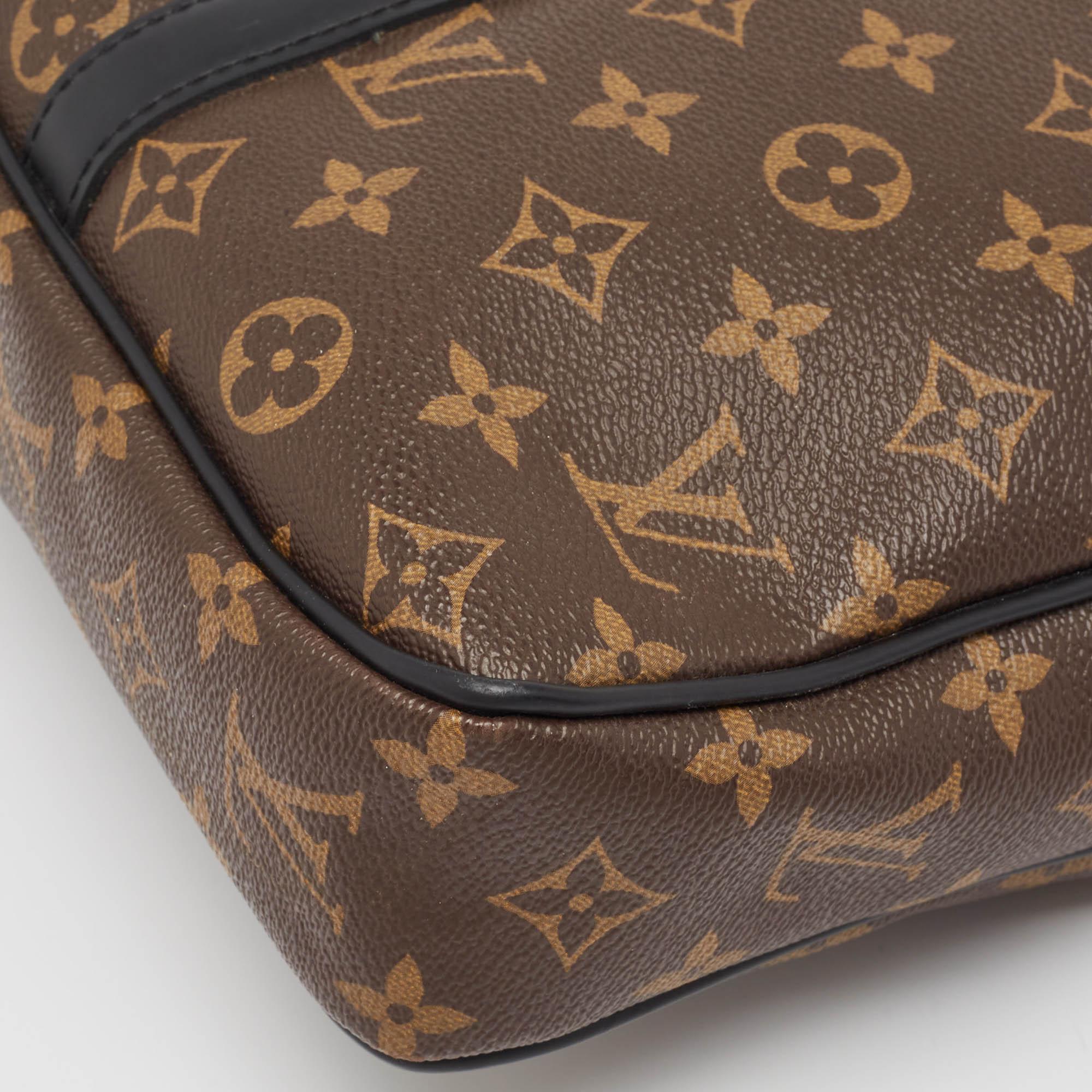 Louis Vuitton Monogram Canvas Porte Documents Voyage PM Tasche im Angebot 2