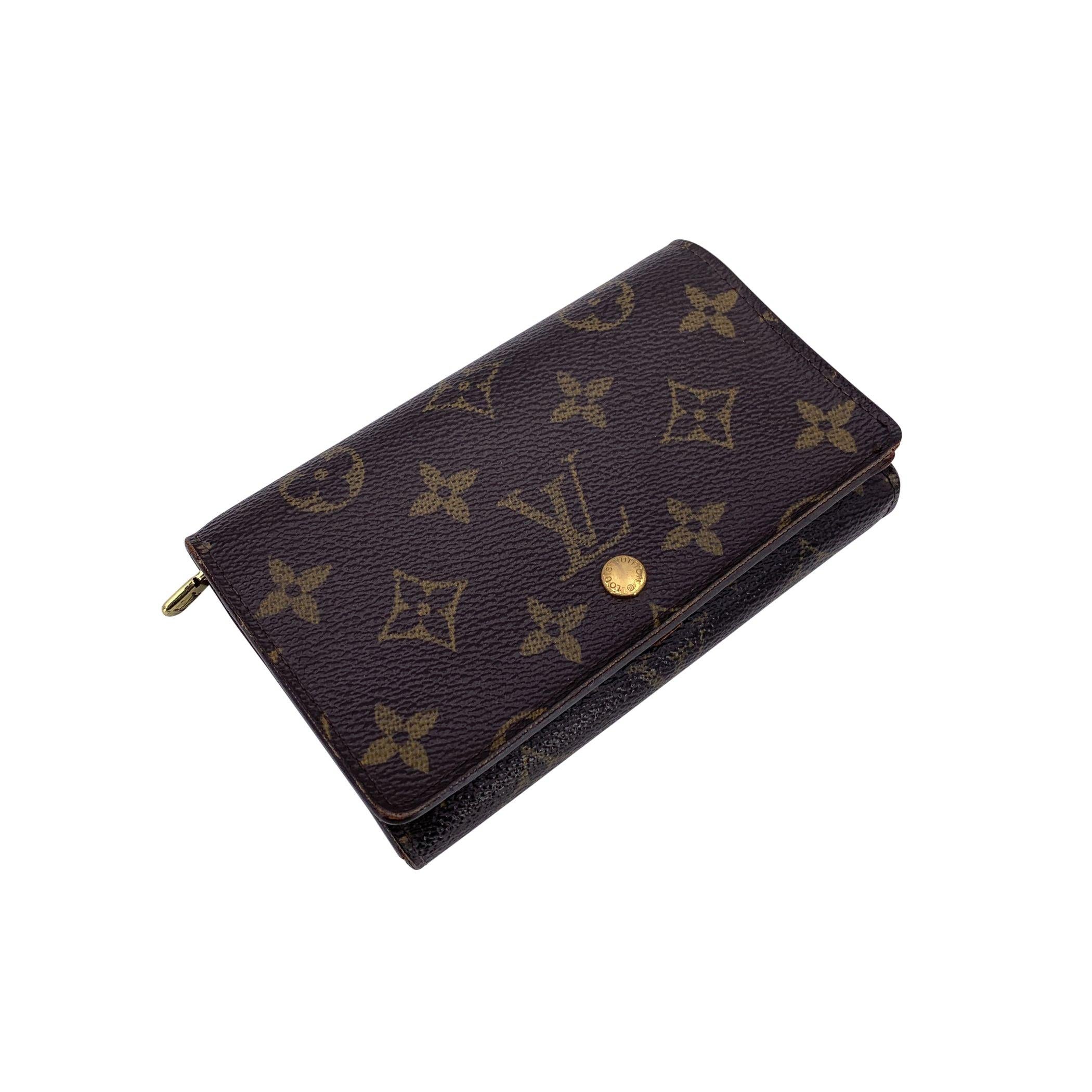 Classique de la maison au charme intemporel, ce portefeuille Trésor de Louis Vuitton est fabriqué à partir de la toile Monogram emblématique, associée à une doublure en cuir croisé durable pour une finition raffinée. Compact mais pratique, il