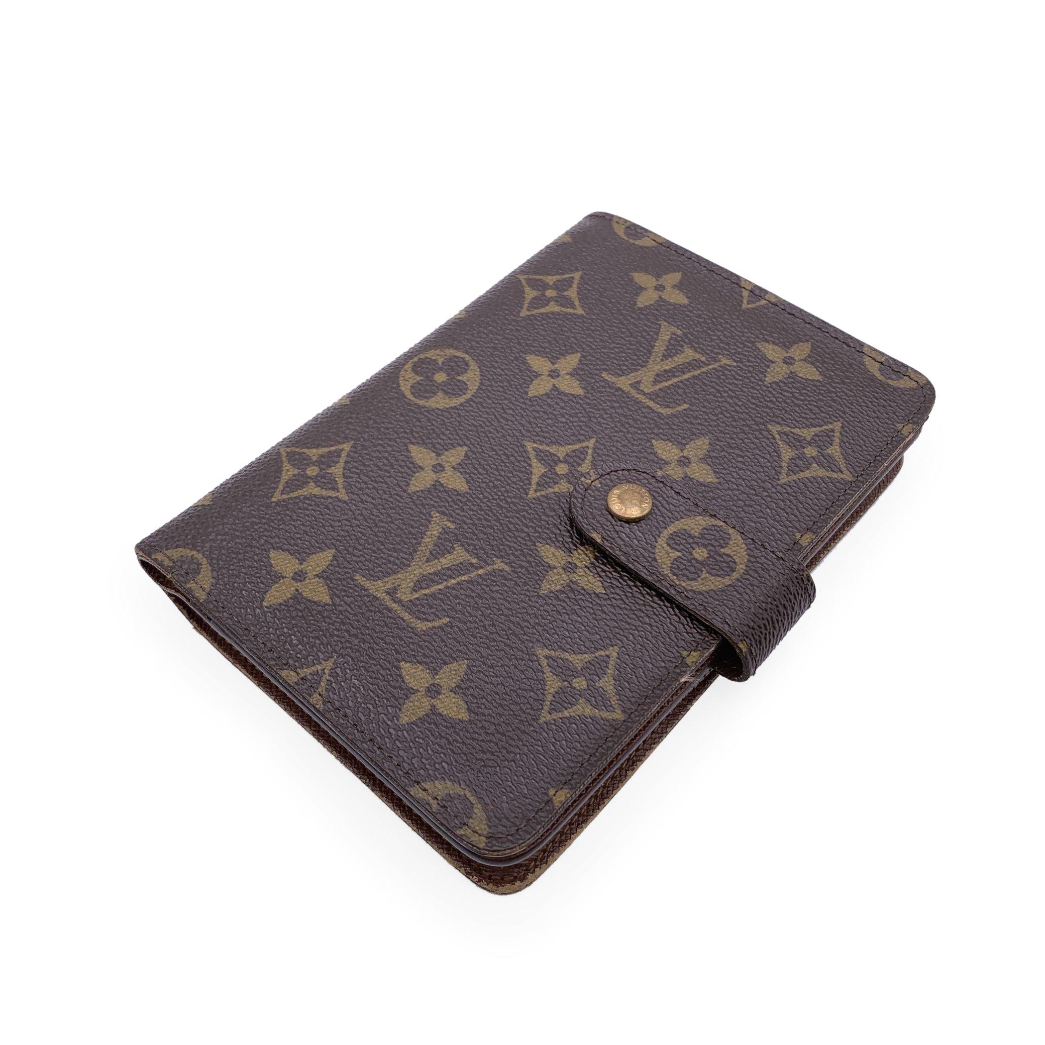 Louis Vuitton bifold Porte Paioer Zip Wallet. Snap button. Rear zip coin compartment. Crafted in brown monogram canvas with brown leather interior. Inside it features 1 bill compartment, 5 credit card slots and 2 open pockets inside. 'Louis Vuitton