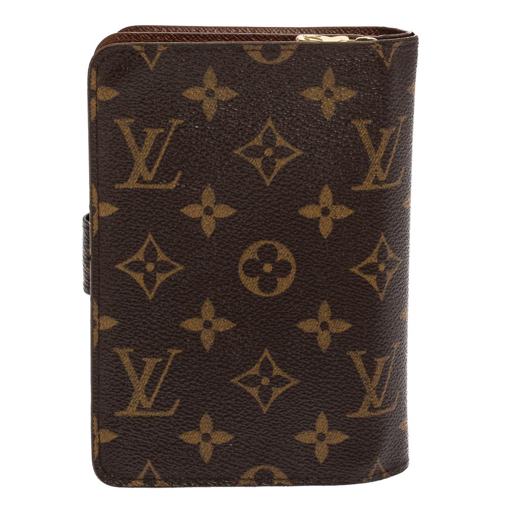 Das Porte Papier Zippe Portemonnaie ist mit mehreren Fächern und einem Geldscheinfach ausgestattet und wird mit einem goldfarbenen Druckknopf verschlossen. Es ist aus Monogramm-Leinwand gefertigt und hat eine unverwechselbare Ästhetik, die wirklich