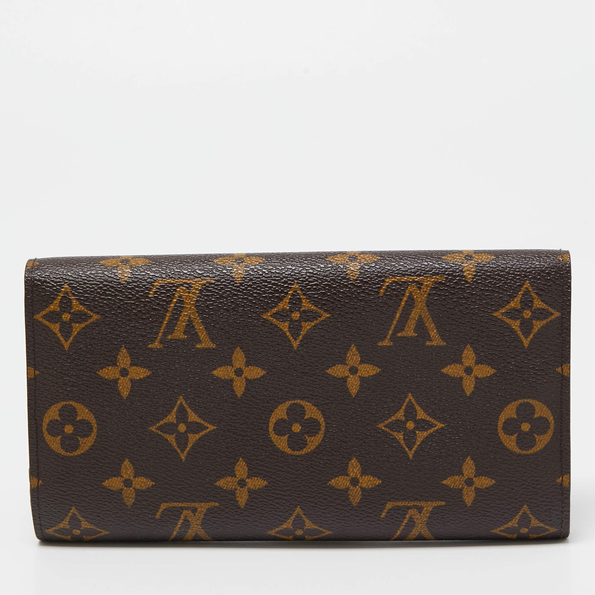 Add the LV touch to your everyday style with this gorgeous Porte Tresor International wallet. The exterior is covered in monogram canvas, giving the wallet a classic look as it protects and organizes your cards and cash.

